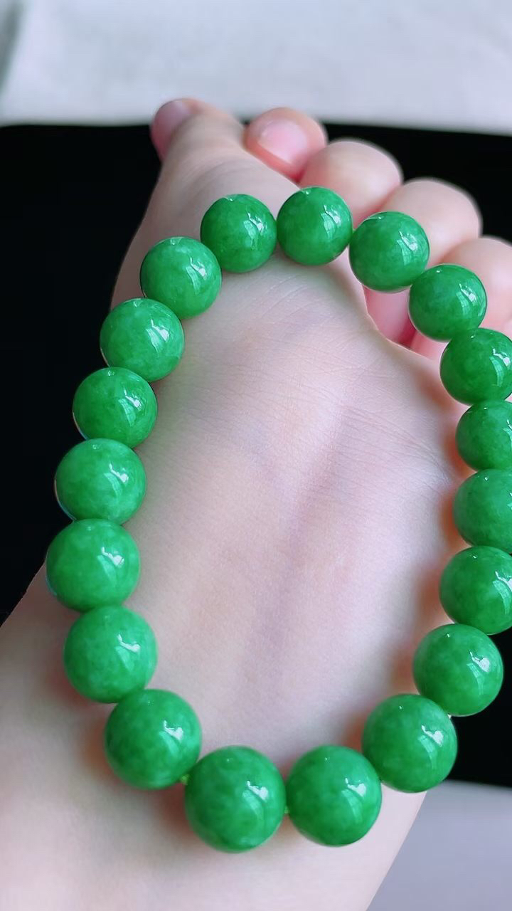【翡翠名称】老坑种辣阳绿圆珠手串
【翡翠尺寸】珠子平均10.6mm/颗
【翡翠描述】宝贝种老水足，玉质细腻，色泽靓丽，性价比高，佩戴效果好！
【其它赠送】权威证书/精美挂绳盒子/支持全国复检