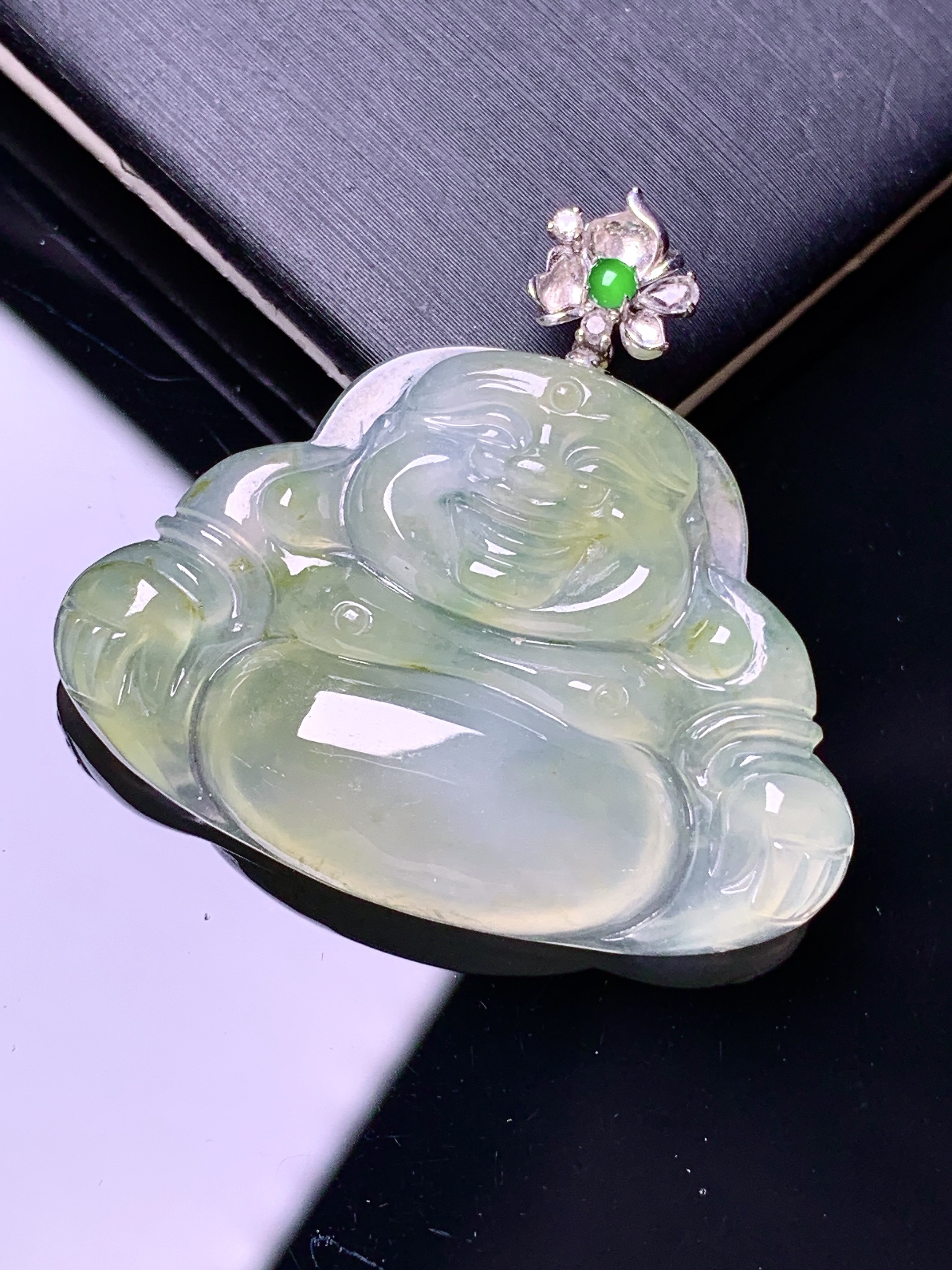18k金钻镶嵌冰飘黄翡佛公吊坠 玉质细腻 色泽艳丽清新 水润亮眼 整体尺寸32*34.6*5.6c1