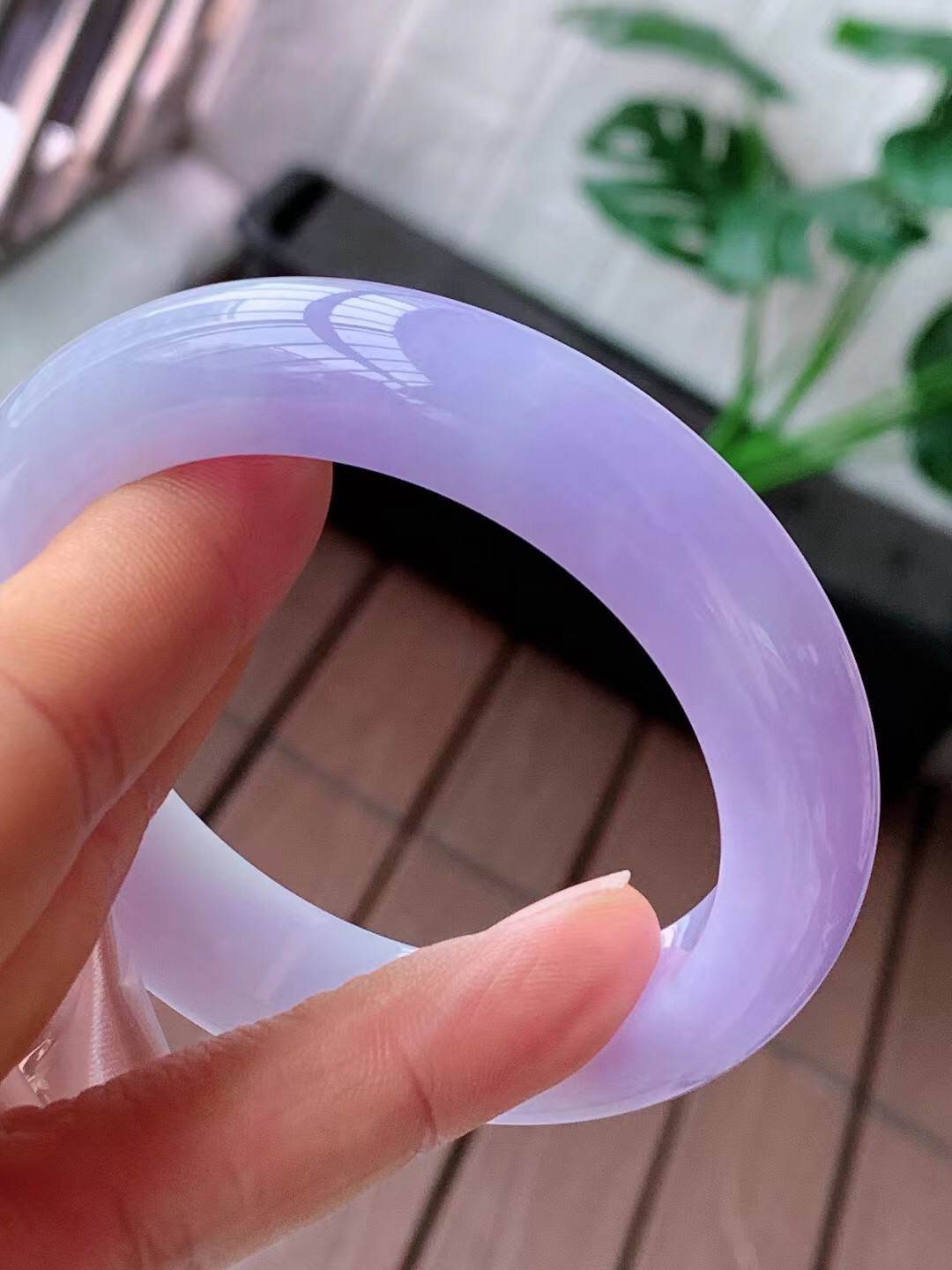 【翡翠名称】老种冰紫罗兰55正圈口手镯
【翡翠尺寸】55/13/9.6mm适合54-56正圈口佩戴
【翡翠描述】宝贝种老水足，玉质细腻，色泽靓丽，性价比高，佩戴效果好！
【其它赠送】权威证书/精美挂绳盒子/支持全国复检