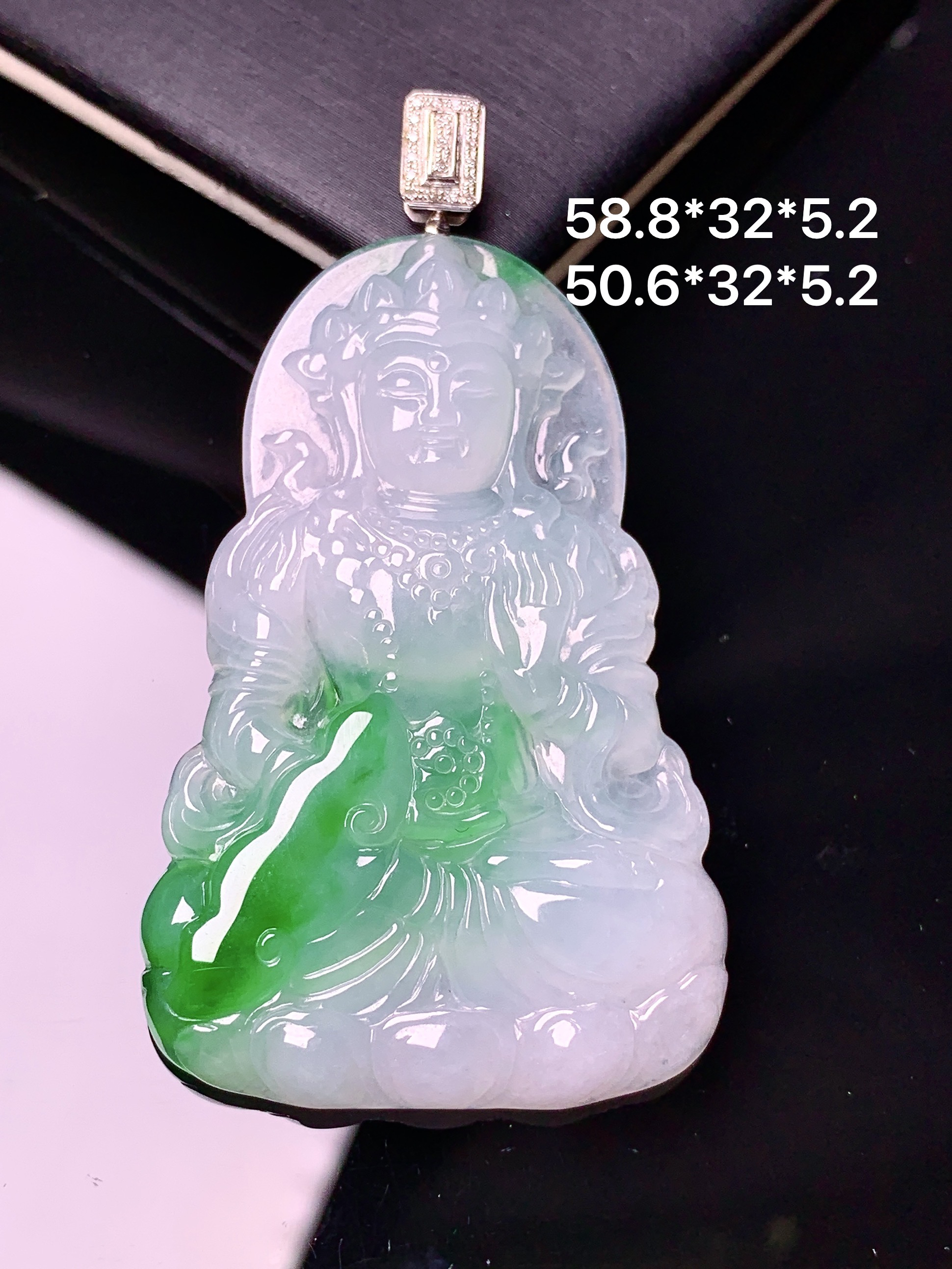 18k金钻镶嵌飘绿度母观音菩萨吊坠 玉质细腻 色泽艳丽清新 水润亮眼 整体尺寸58.8*32*5.2w1