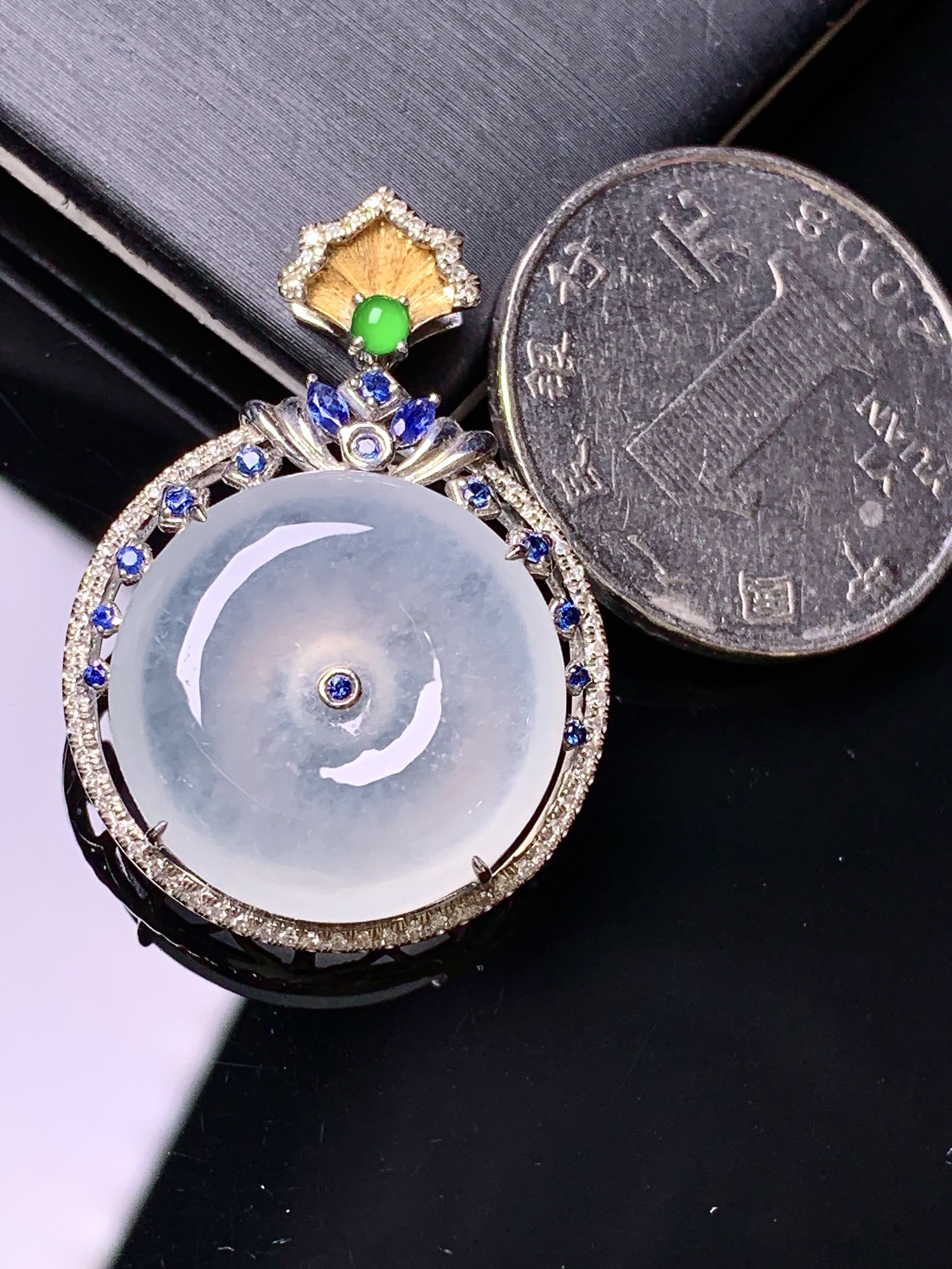 18k金钻镶嵌冰种平安扣吊坠 玉质细腻 色泽艳丽清新 水润亮眼 整体尺寸33.8*23.5*8t1