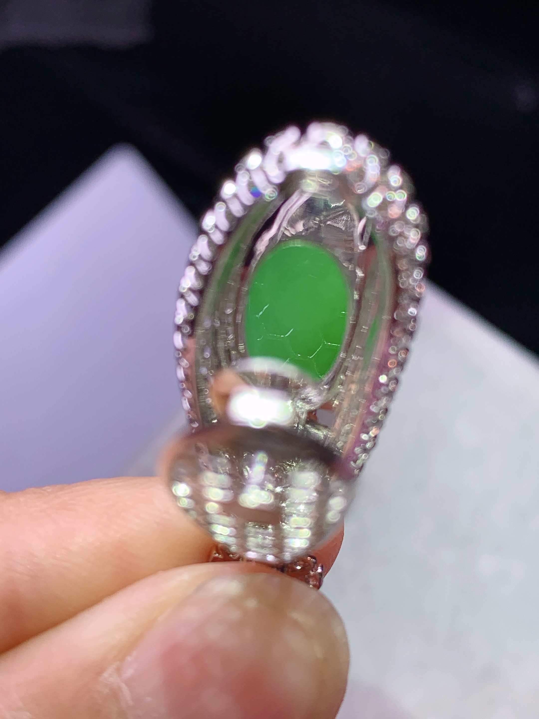 18k金钻镶嵌阳绿福瓜吊坠 玉质细腻 色泽艳丽清新 水润亮眼 整体尺寸35*13.6*11.8h2