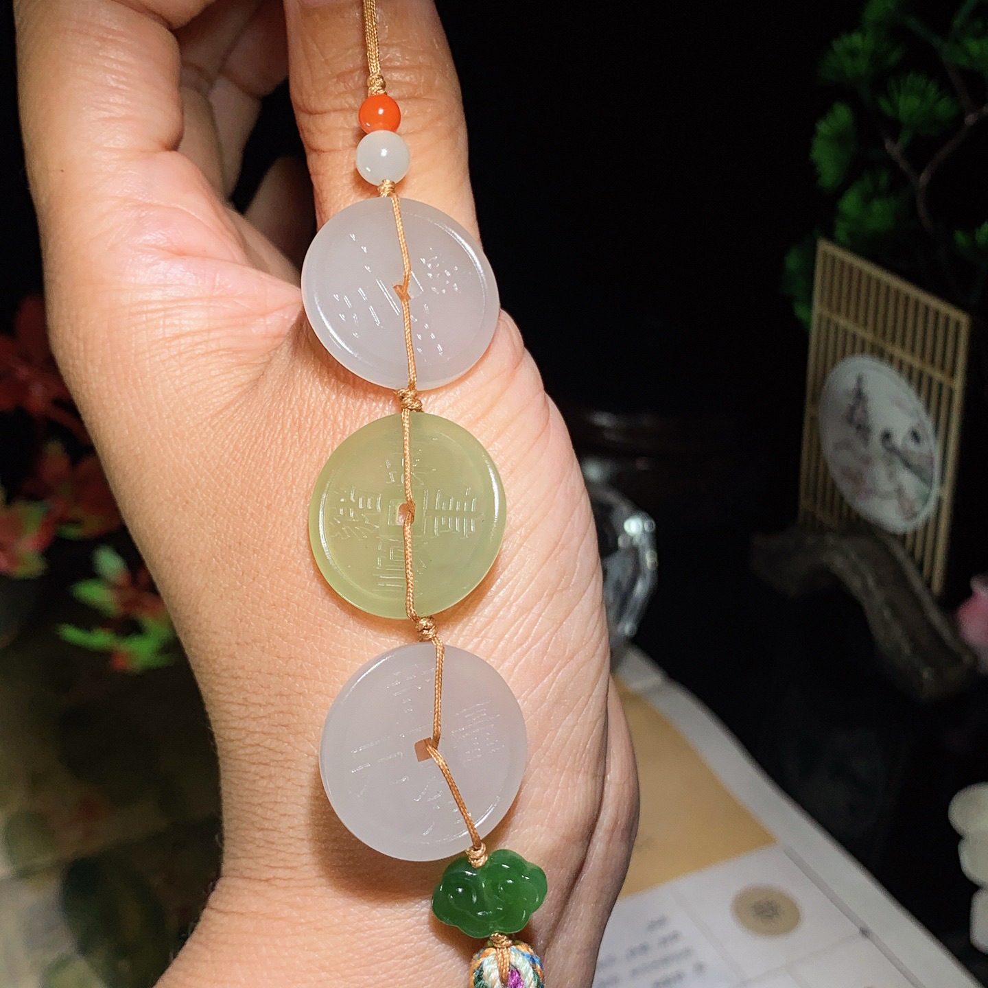 新疆和田玉多宝五帝钱车挂 尺寸22/3重10.5克。玉质细腻油润。手推出油。品相大气 lt260422