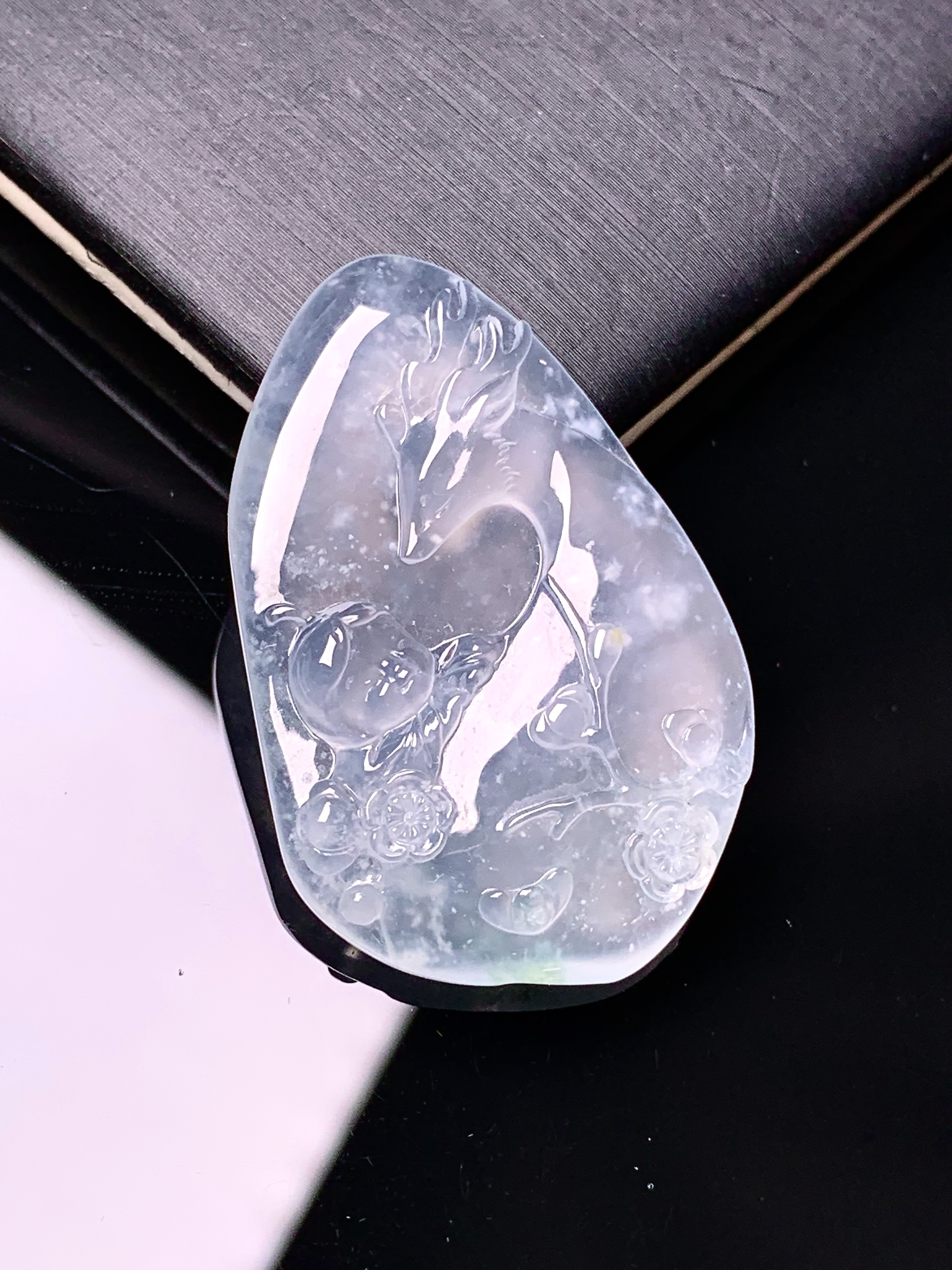 冰种梅花鹿吊坠 玉质细腻 色泽艳丽清新 水润亮眼 整体尺寸36*24*5.2x7