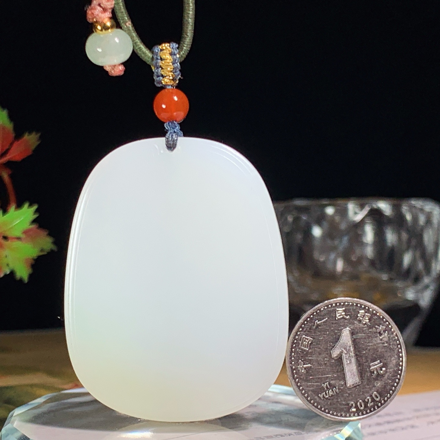 新疆且末糖和田玉白玉平安无事牌挂件。尺寸51/40/6重36克 玉质细腻油润 底色纯净 脂粉好，品质好。lt260422