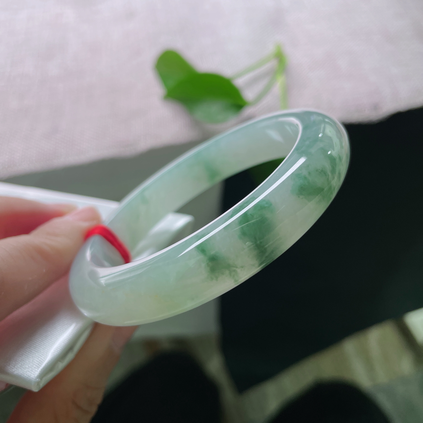 57.4/12.1/8.7飘花正圈，天然晕染，如诗如画。每一朵飘花，都是时光写给玉石的诗。ss51763a..