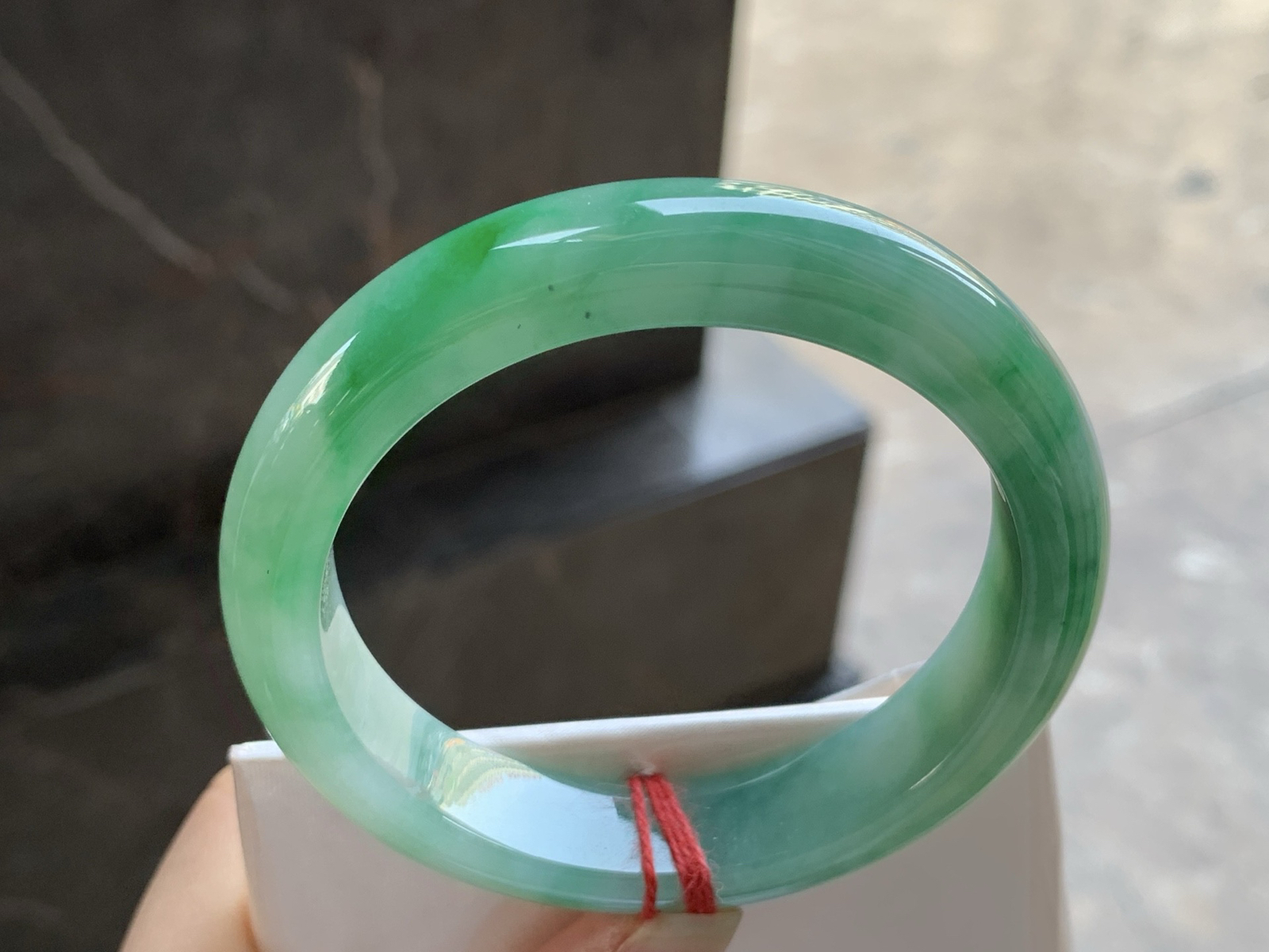 55-12.4-8.3

带色手镯^_^鲜艳 玉质温润透