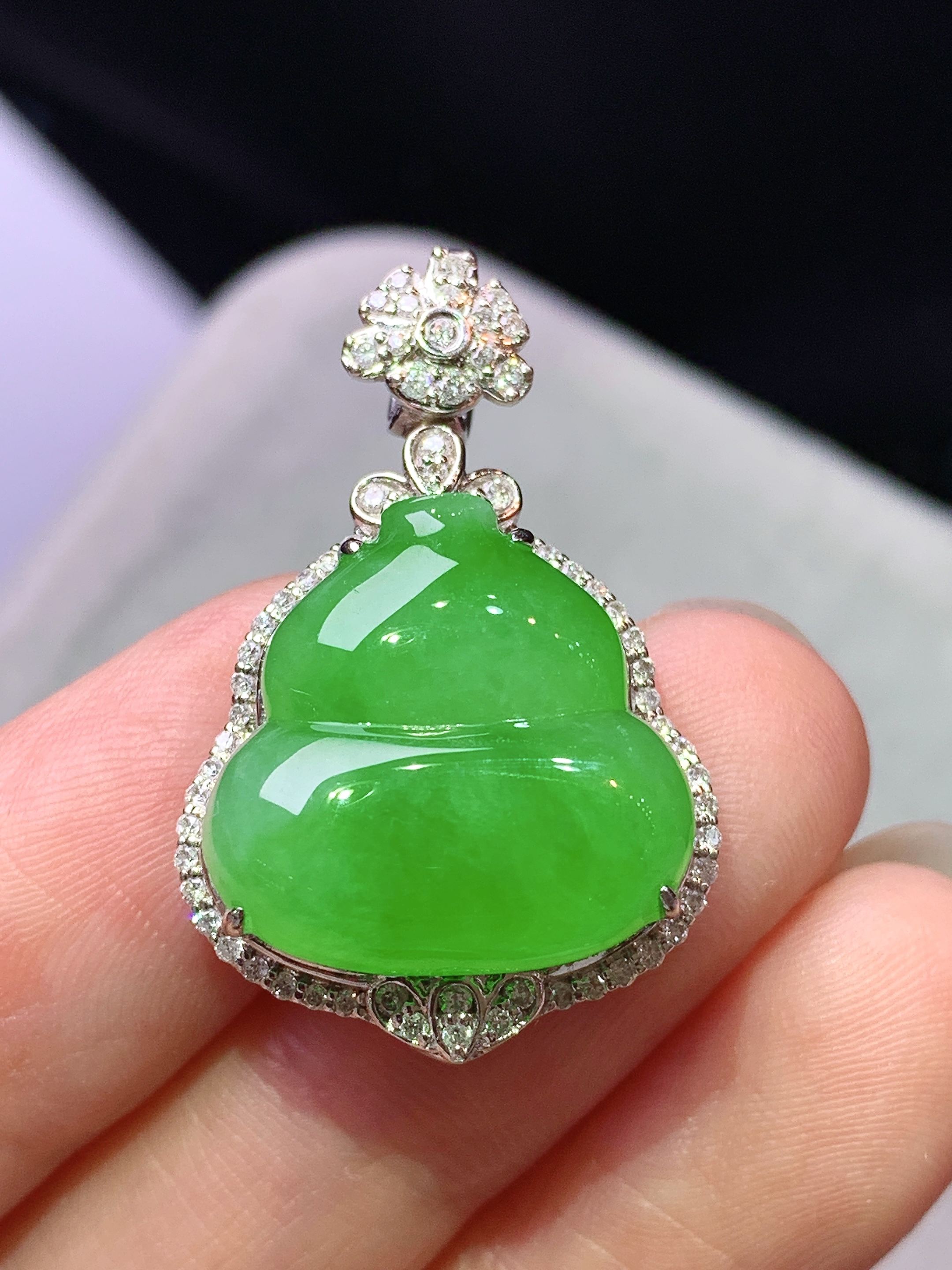 18k金钻镶嵌阳绿葫芦吊坠 玉质细腻 色泽艳丽清新 水润亮眼 整体尺寸29.5*19*9.3f1