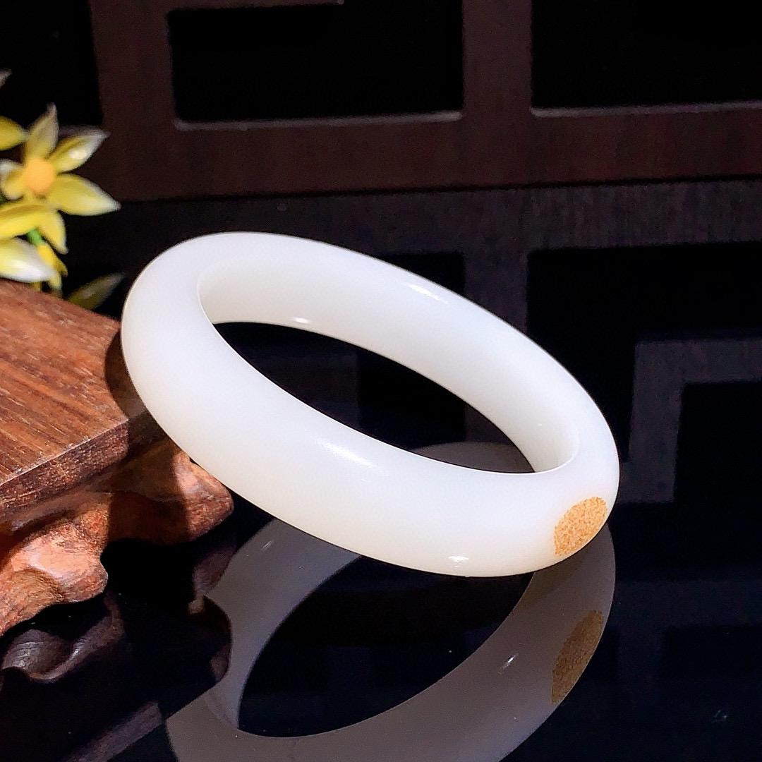 和田玉53.7圈羊脂白宽条手镯！枣红皮手镯，圈口53.4宽14.1重55.8克，玉质细腻油润 底色纯净 无裂无杂 脂粉好，品质高。