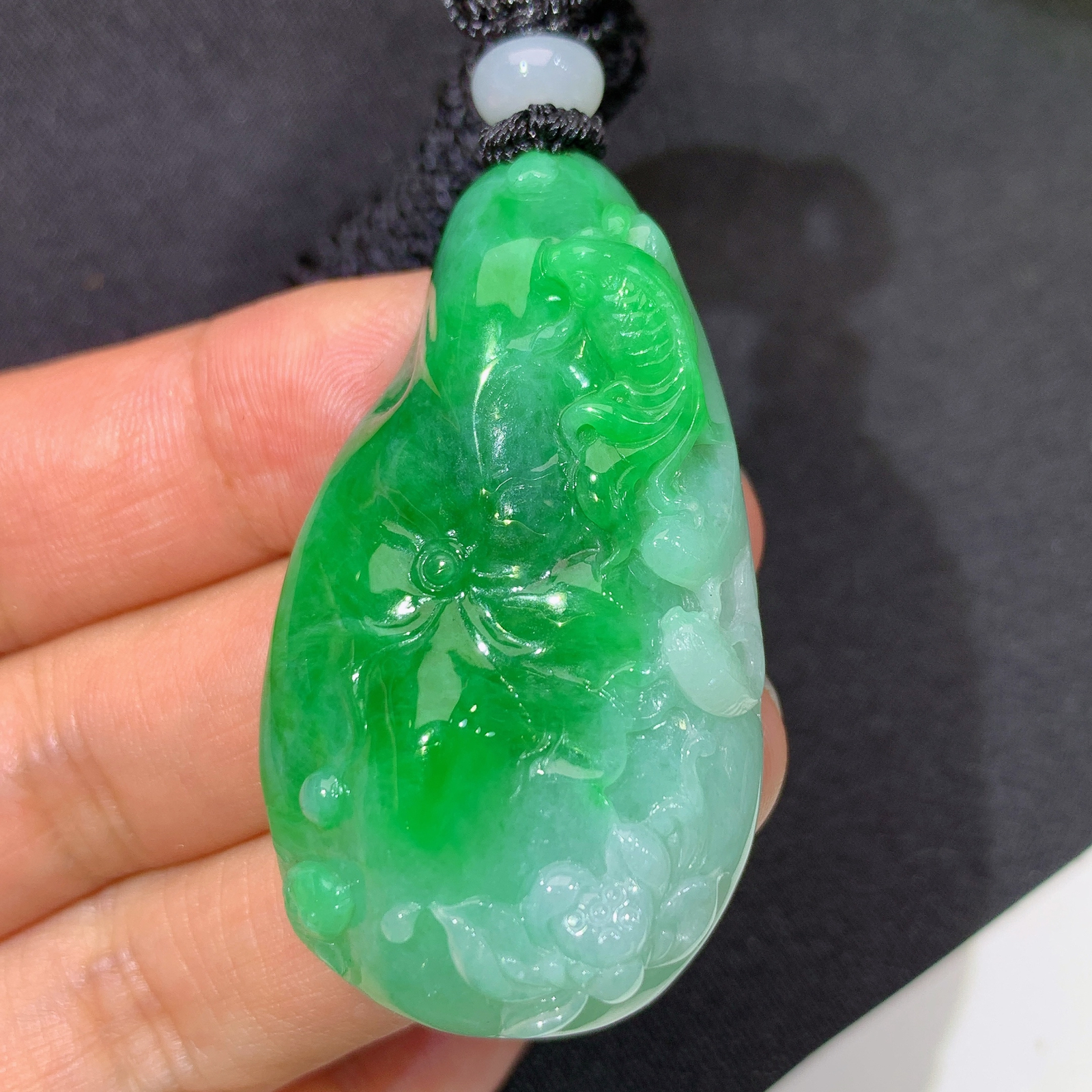 飘绿荷叶鱼，冰润色阳，玉质细腻，种水足，Luc 尺寸46.8*26.8*12.2