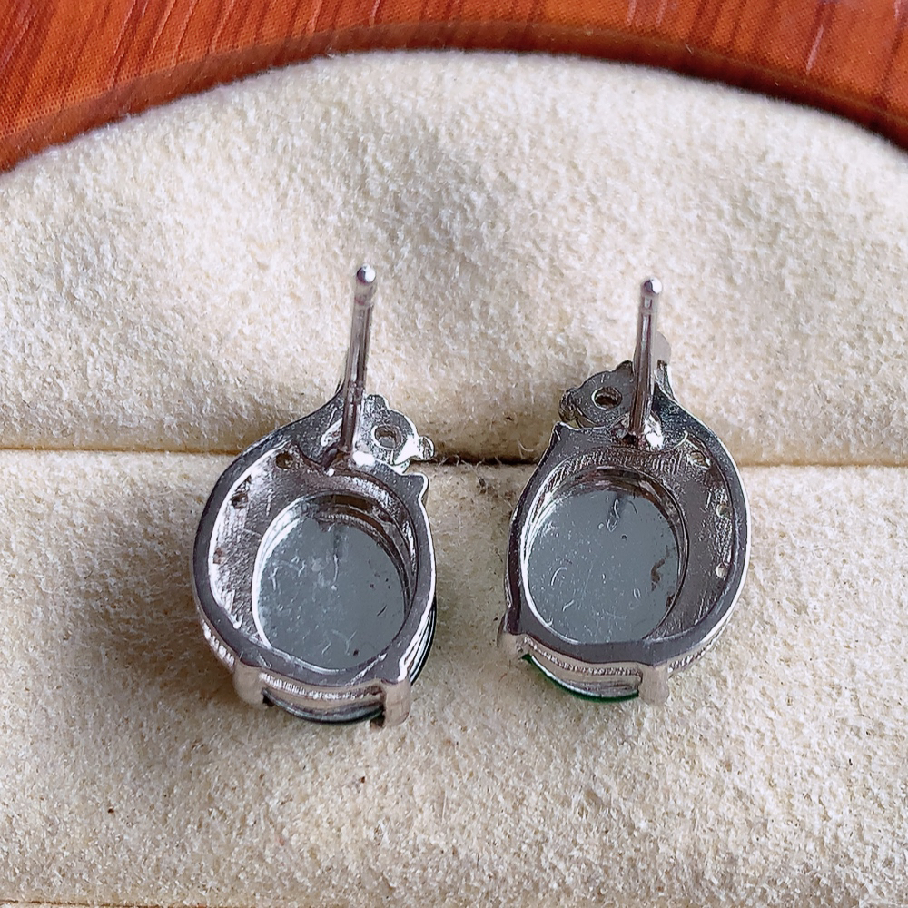 冰润满绿翡翠925银镶嵌耳钉，自然光实拍，翠色灵动，颜色漂亮，种老水足，品相佳，佩戴佳品！W502.422取一整体尺寸：14.4-5.5mm  裸石尺寸：9.5-7.8mm