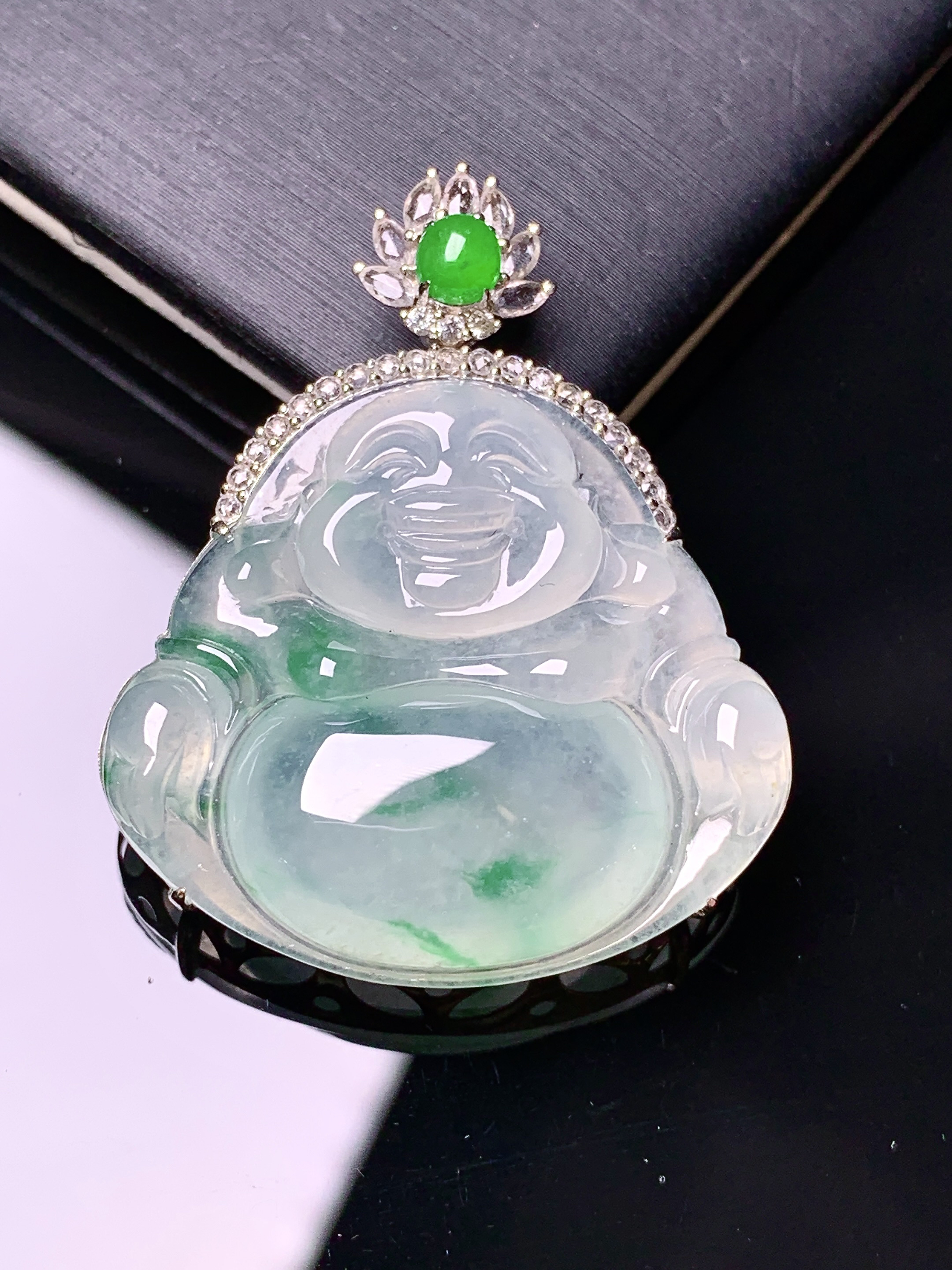 18k金钻镶嵌冰飘绿佛公吊坠 玉质细腻 色泽艳丽清新 水润亮眼 整体尺寸36*29*8.5a2