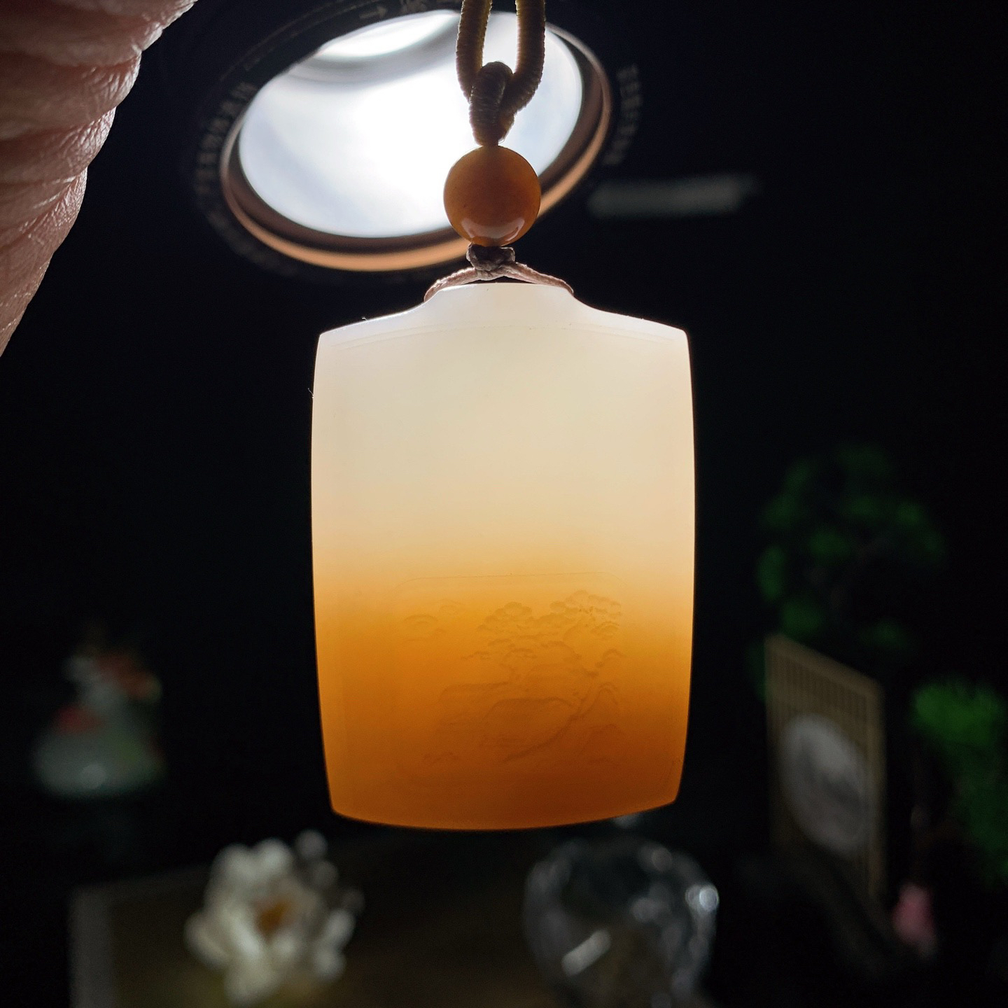 新疆和田玉且末糖千手观音挂件 尺寸47/32/12重47克！玉质细腻油润 底色纯净 脂粉好，品质好。lt260422