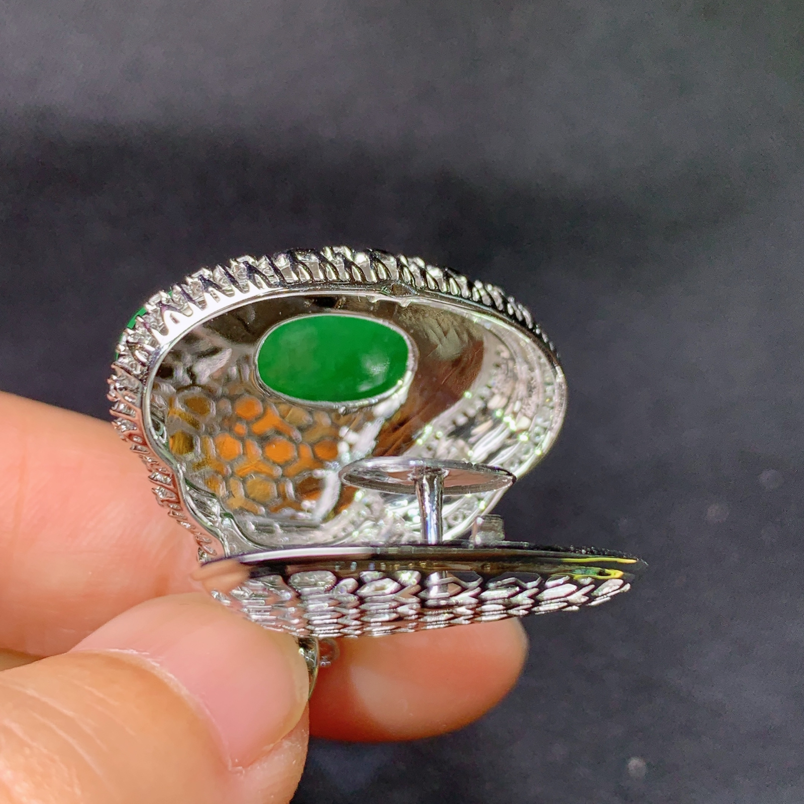 冰阳绿笑佛吊坠，18k金镶嵌，冰润色阳，品相好，种水足，Yt 尺寸29.3*27.8*10.1