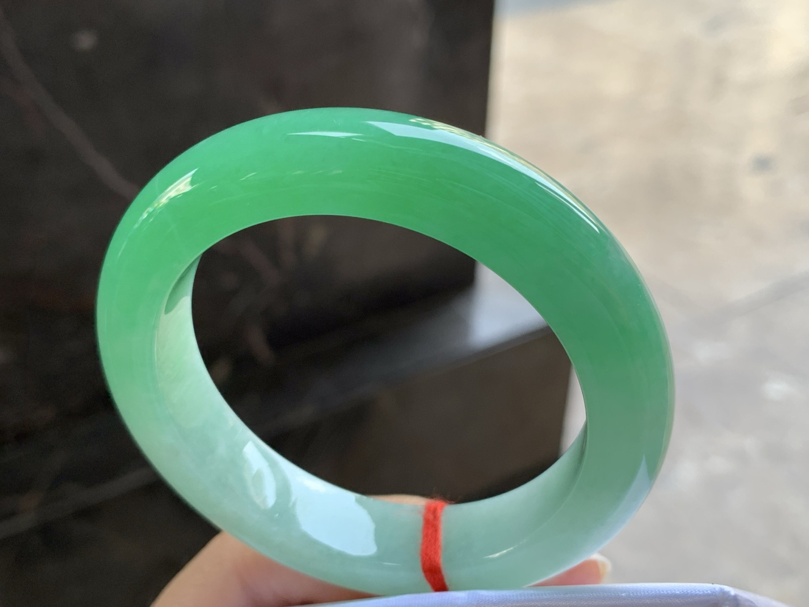 53-12-9.3

阳绿色手镯^_^颜色鲜艳 玉质温润