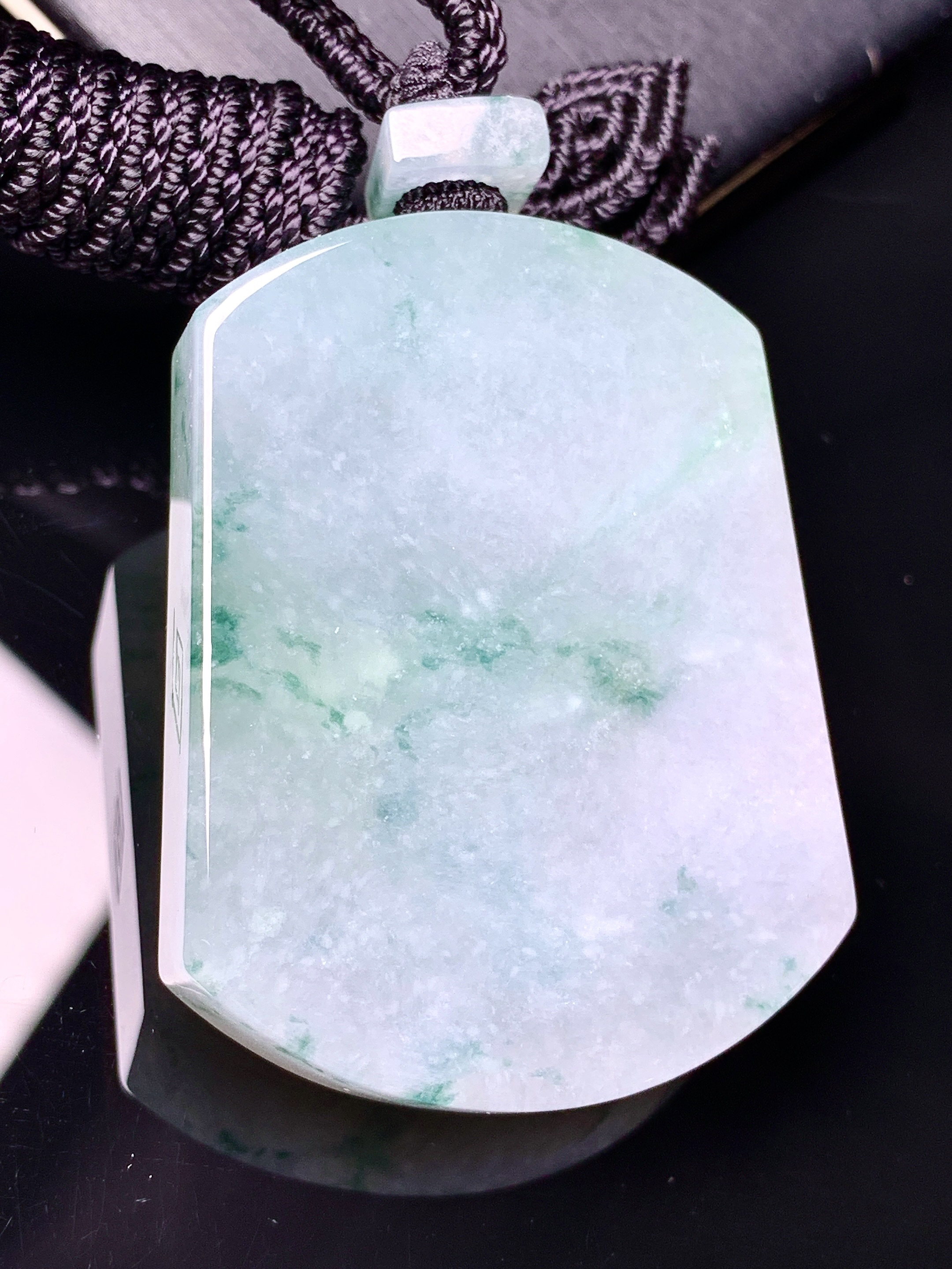 冰飘花无事牌吊坠 玉质细腻 色泽艳丽清新 水润亮眼 整体尺寸48.7*37*9.5L1