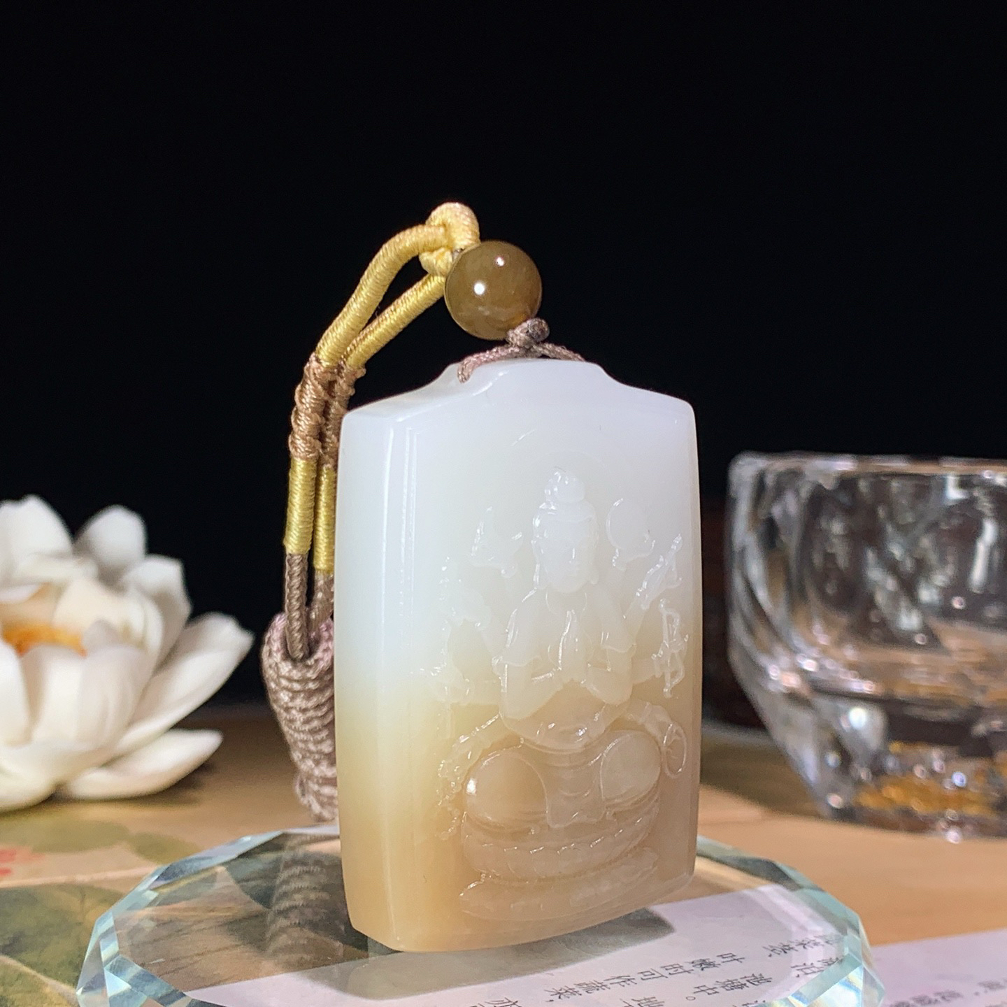 新疆和田玉且末糖千手观音挂件 尺寸47/32/12重47克！玉质细腻油润 底色纯净 脂粉好，品质好。lt260422