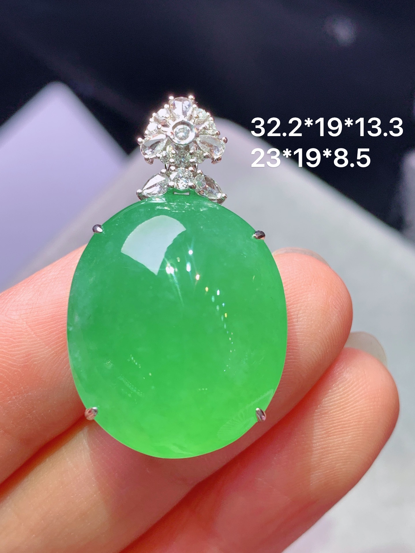 18k金钻镶嵌冰阳绿蛋面吊坠 玉质细腻 色泽艳丽清新 水润亮眼 整体尺寸32.2*19*13.3f1