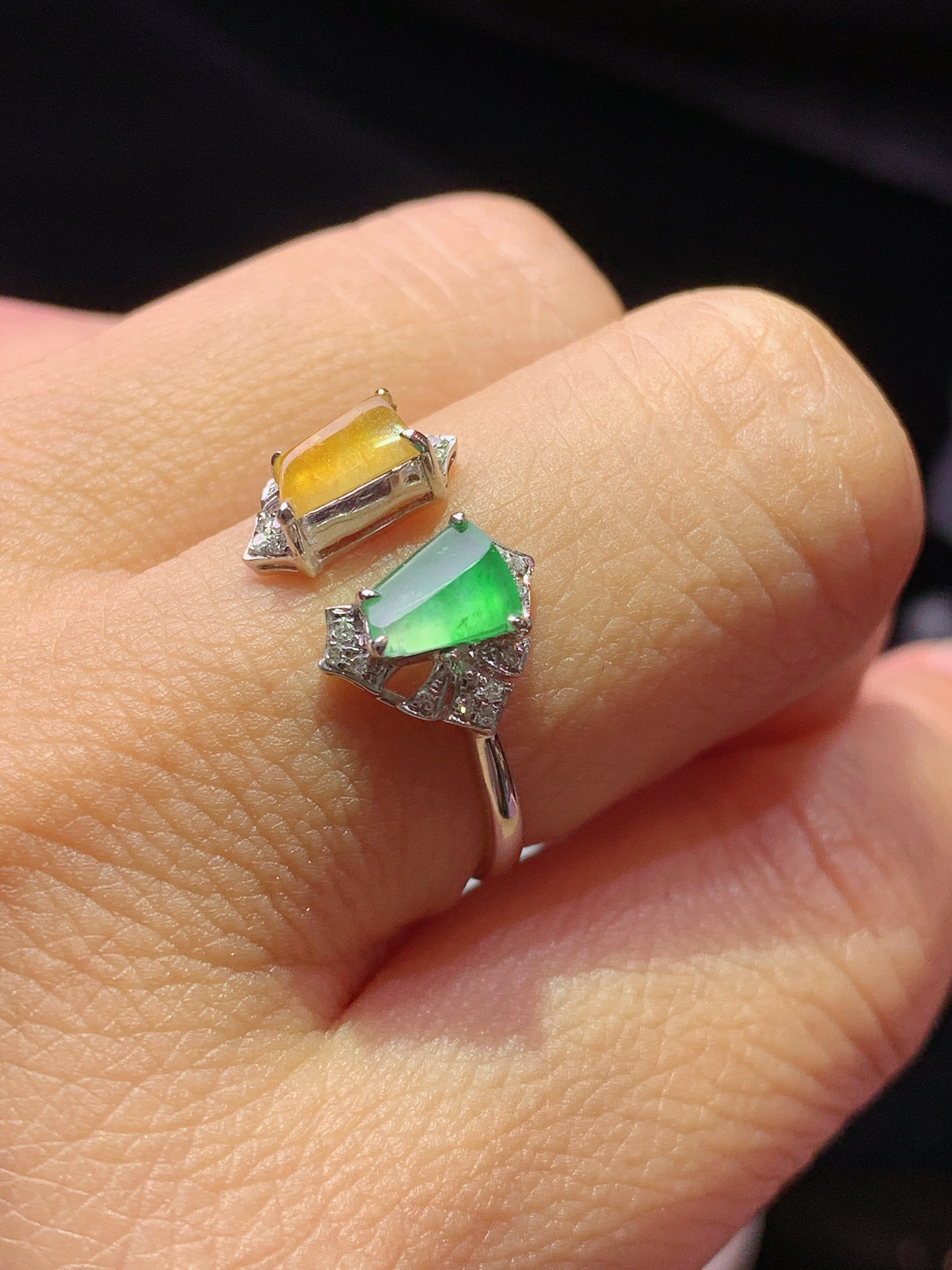 18k金钻镶嵌冰黄绿随形组合戒指 玉质细腻 色泽艳丽清新 水润亮眼 圈口14.5 裸石尺寸6*4.5*2t1