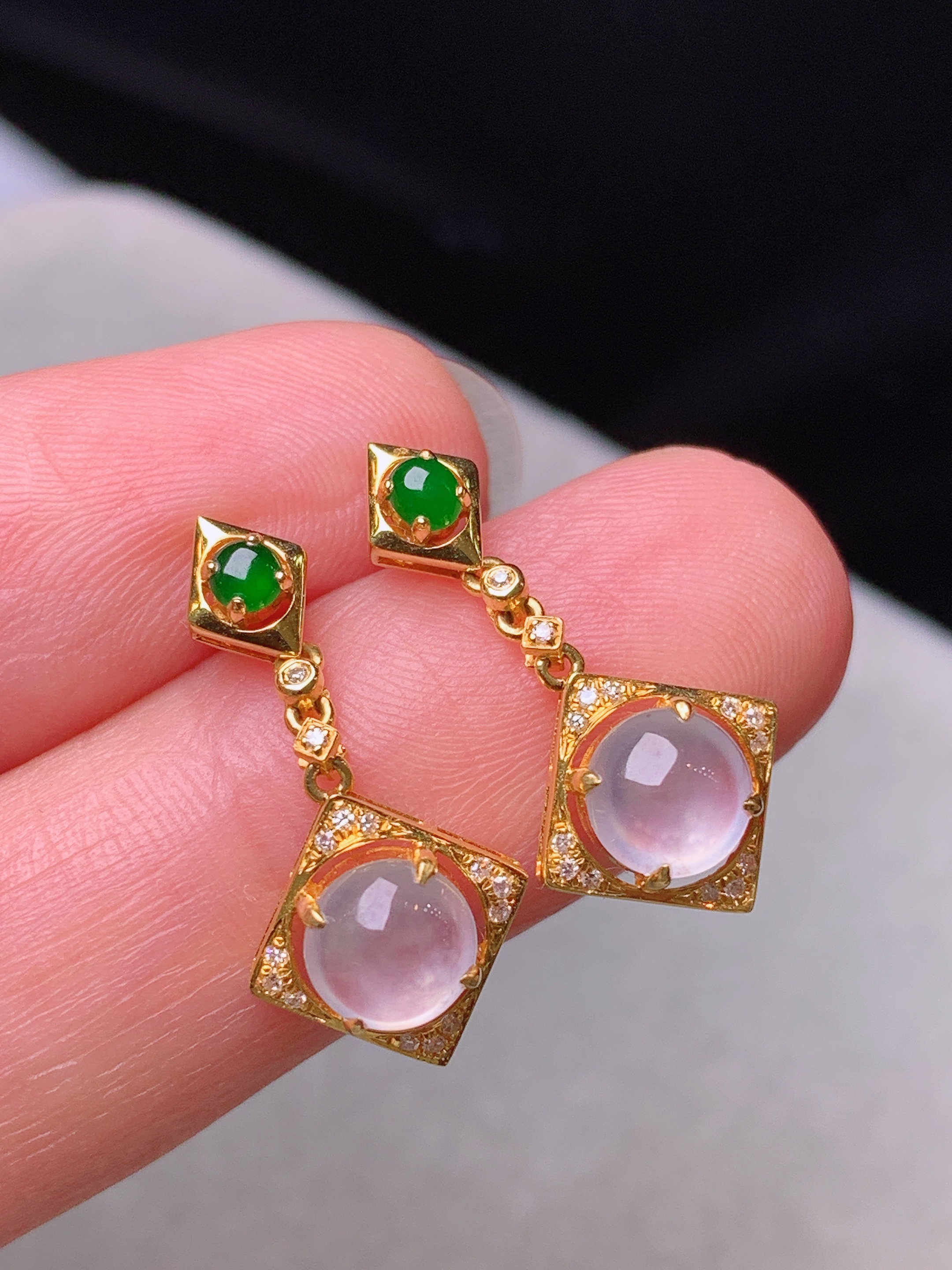 18k金钻镶嵌冰种蛋面耳坠 玉质细腻 色泽艳丽清新 水润亮眼 整体尺寸21.5*10*5.3b2