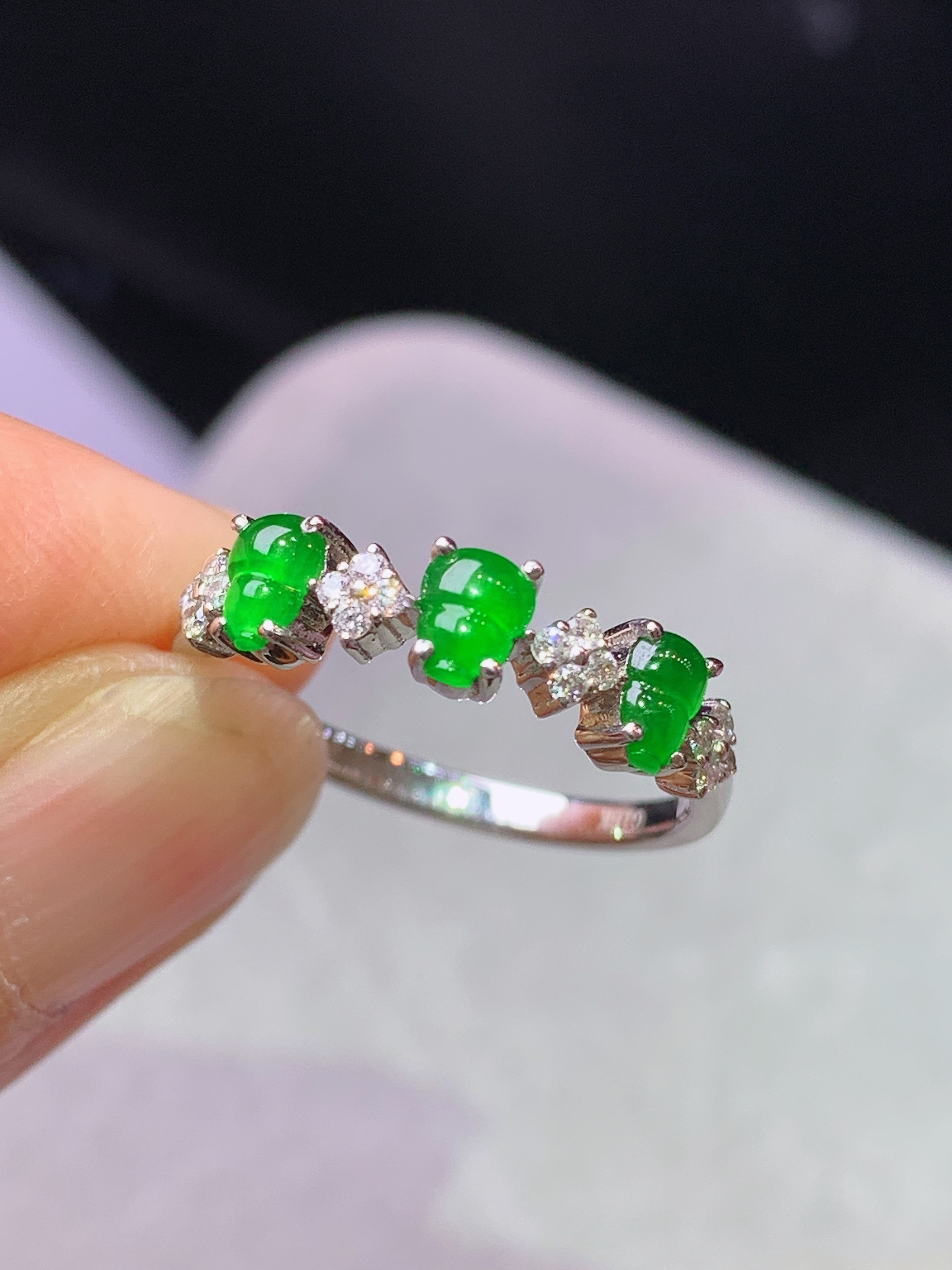 18k金钻镶嵌冰阳绿葫芦戒指 玉质细腻 色泽艳丽清新 水润亮眼 圈口13.5 裸石尺寸4.3*3.2f1