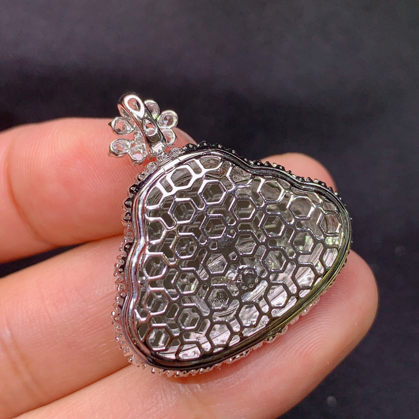 冰阳绿笑佛吊坠，18k金镶嵌，冰润色阳，品相好，种水足，Yt 尺寸29.3*27.8*10.1