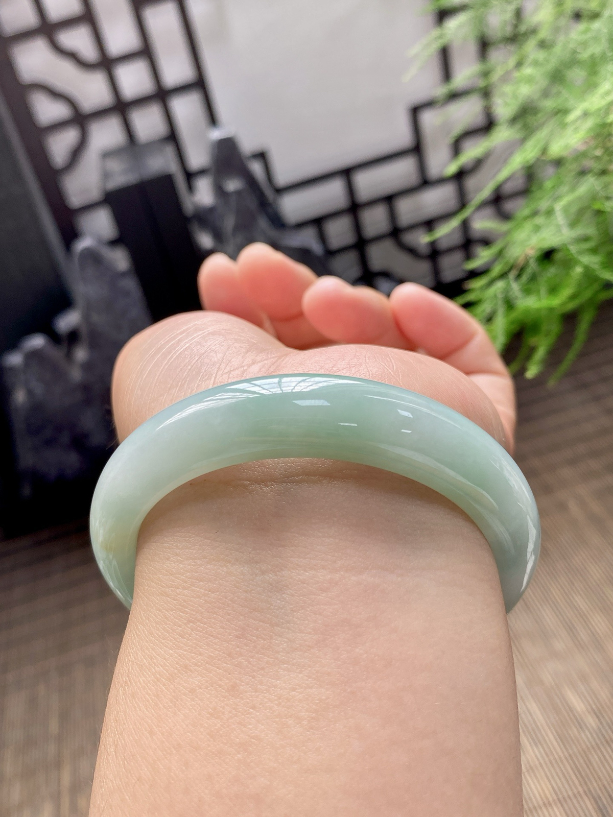 【睛水底淡绿色手镯】
【尺寸】54.7-8-12