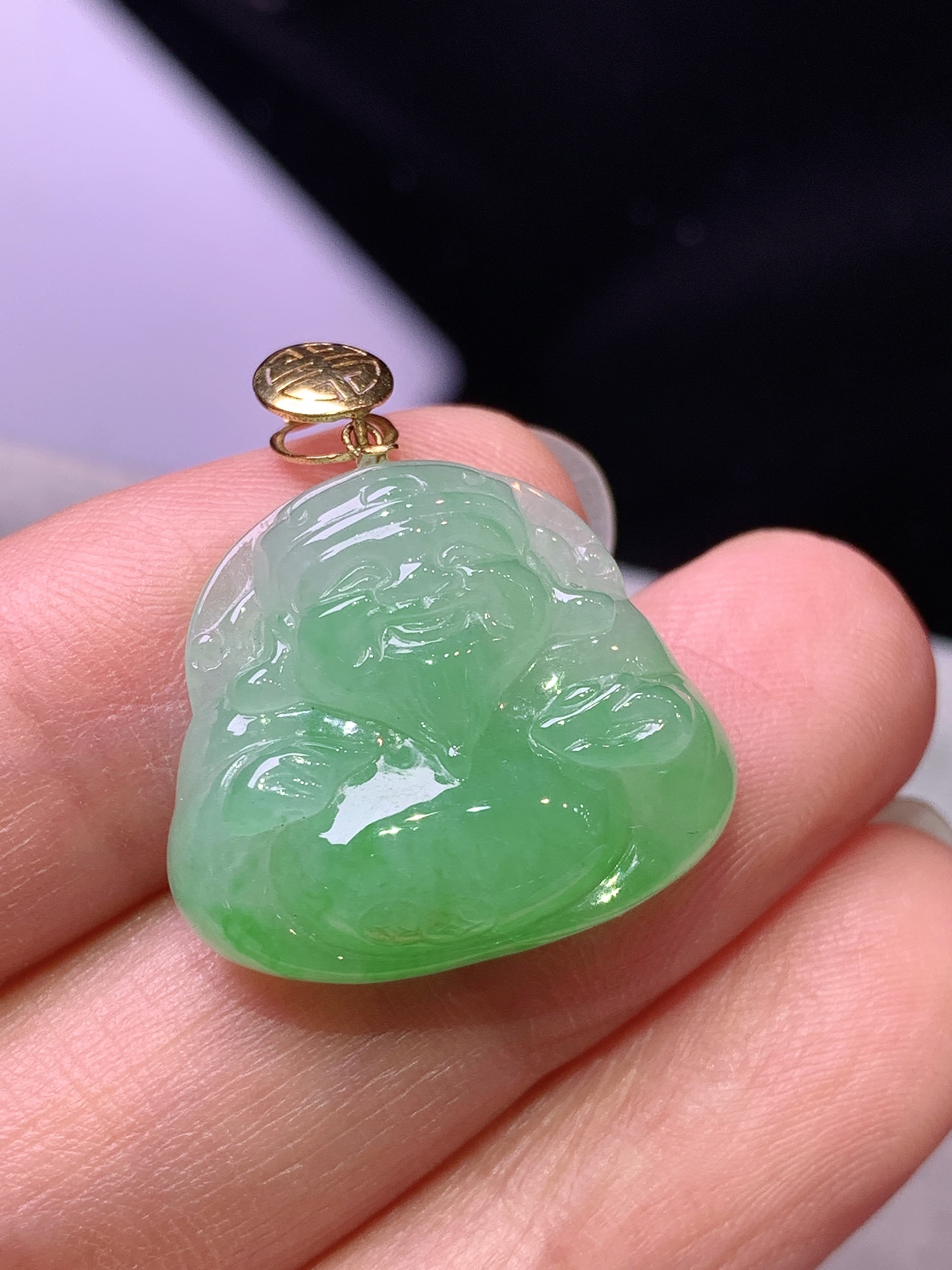 18k金镶嵌阳绿财神吊坠 玉质细腻 色泽艳丽清新 水润亮眼 整体尺寸25*21.2*5.8m1