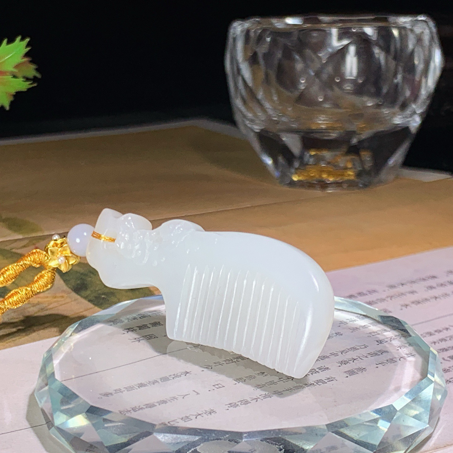 新疆和田玉白玉梳子挂件。尺寸55/20/7重14克 玉质细腻油润 底色纯净 脂粉好，品质好。lt260422