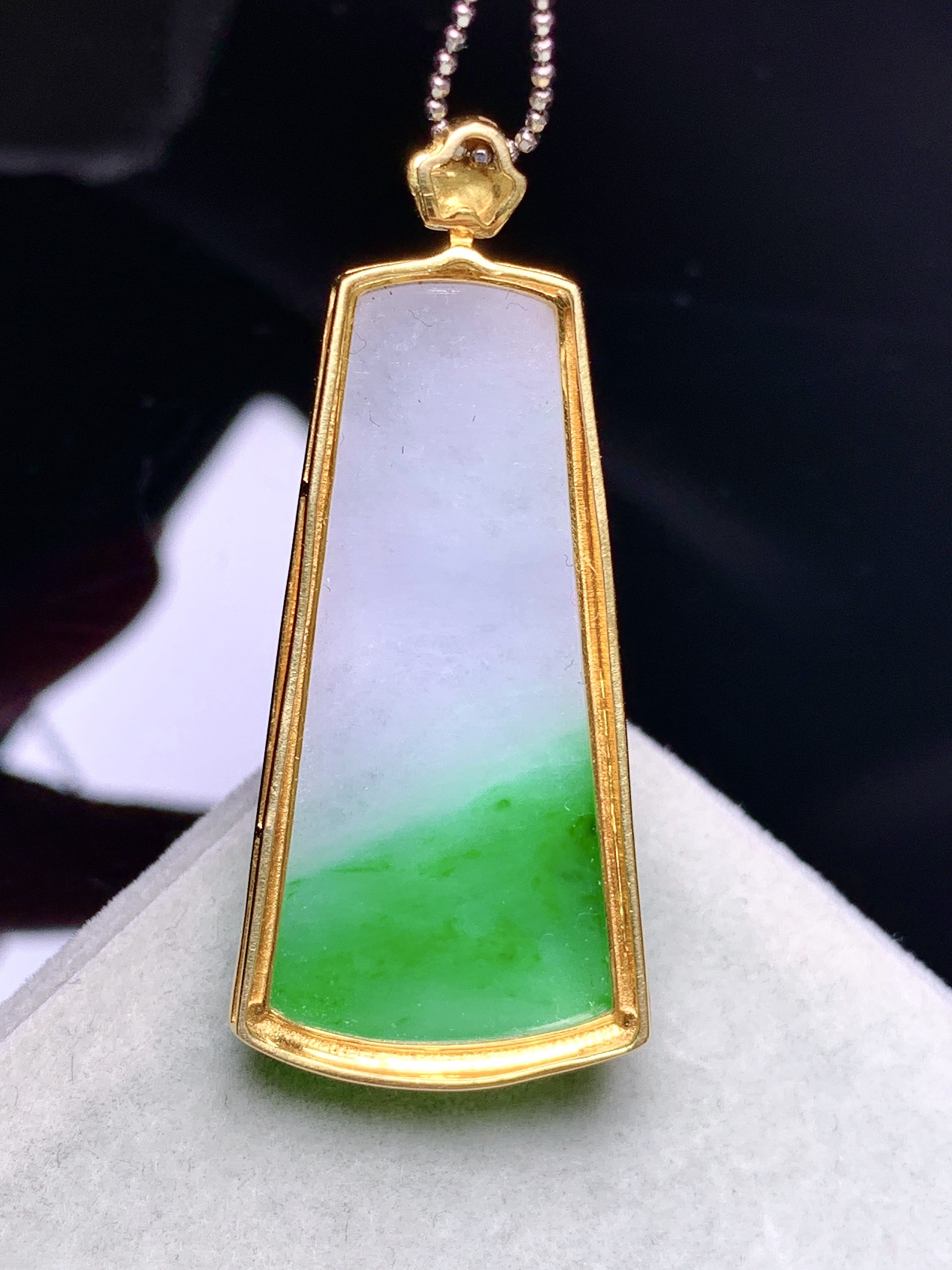 18k金钻镶嵌飘阳绿无事牌吊坠 玉质细腻 色泽艳丽清新 水润亮眼 整体尺寸41*18*6.5L4
