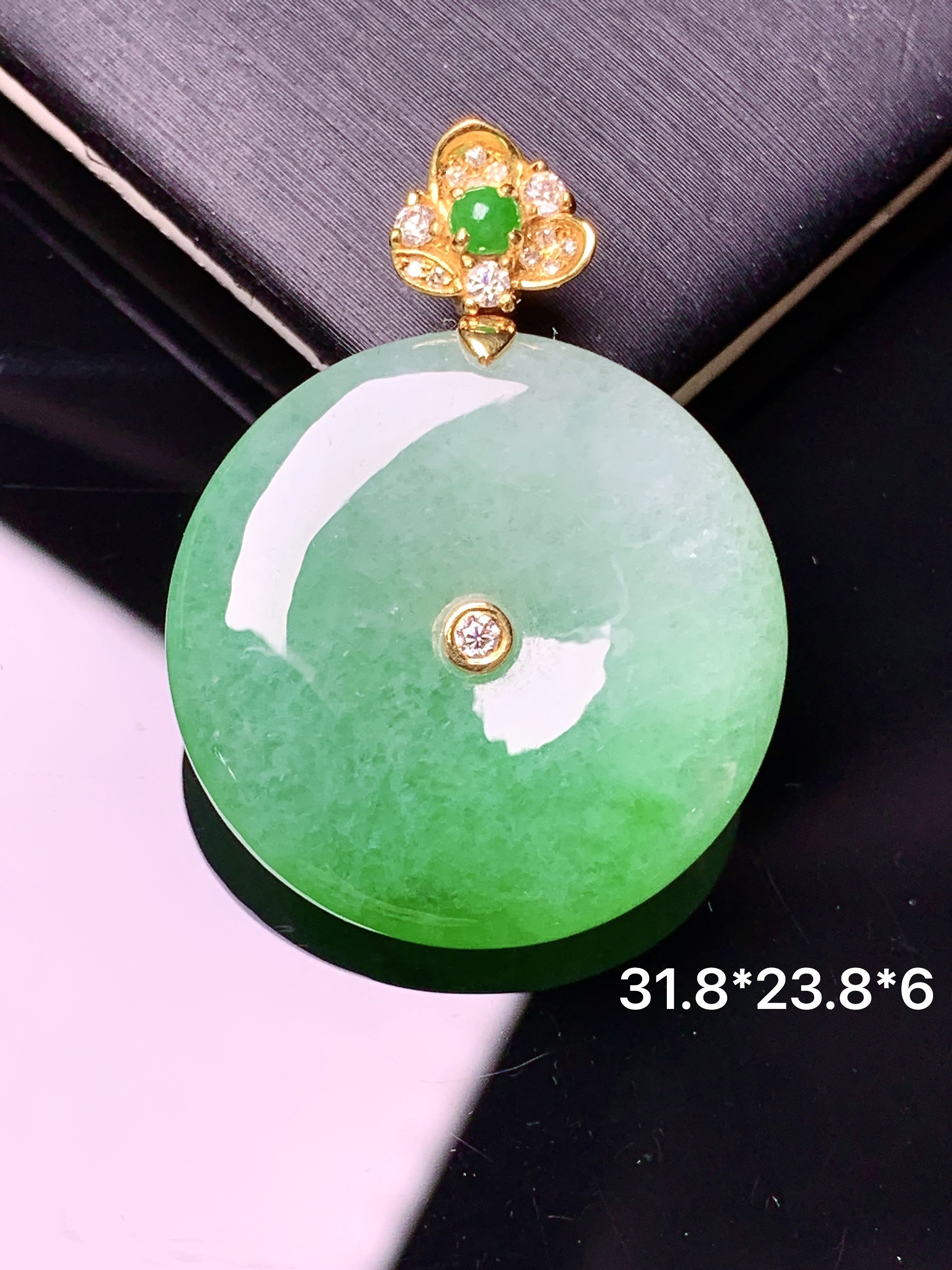 18k金钻镶嵌飘阳绿平安扣吊坠 玉质细腻 色泽艳丽清新 水润亮眼 整体尺寸31.8*23.8*6L4