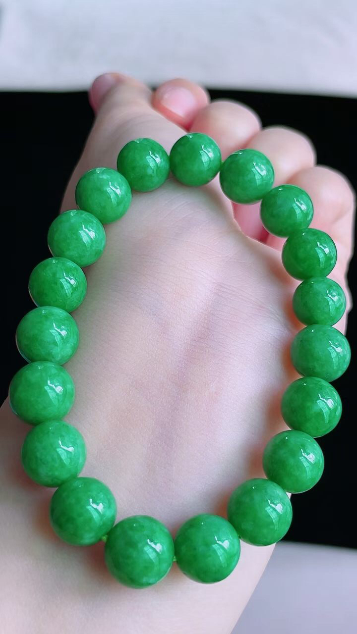 【翡翠名称】老坑种辣阳绿圆珠手串
【翡翠尺寸】珠子平均10.6mm/颗
【翡翠描述】宝贝种老水足，玉