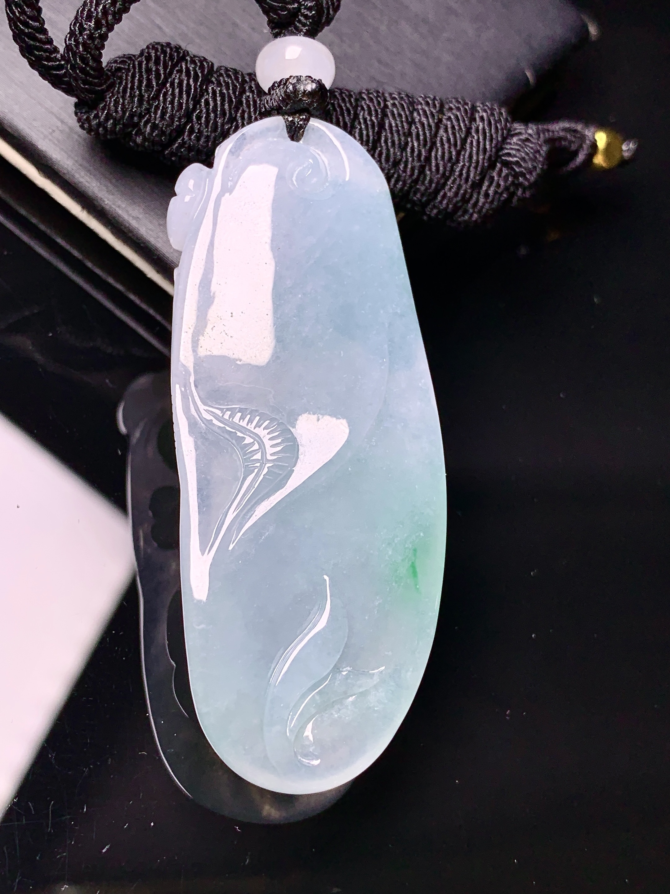 飘绿梅花吊坠 玉质细腻 色泽艳丽清新 水润亮眼 整体尺寸54.3*23.2*12.6L1