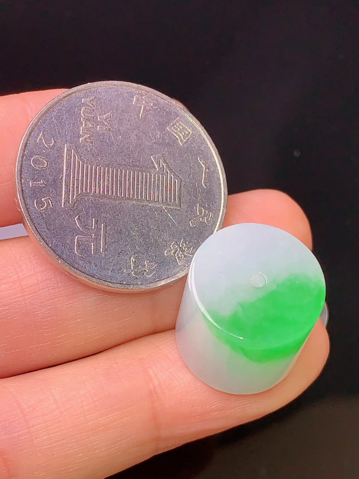 飘绿路路通吊坠 玉质细腻 色泽艳丽  整体尺寸14.5*14.5*13.6