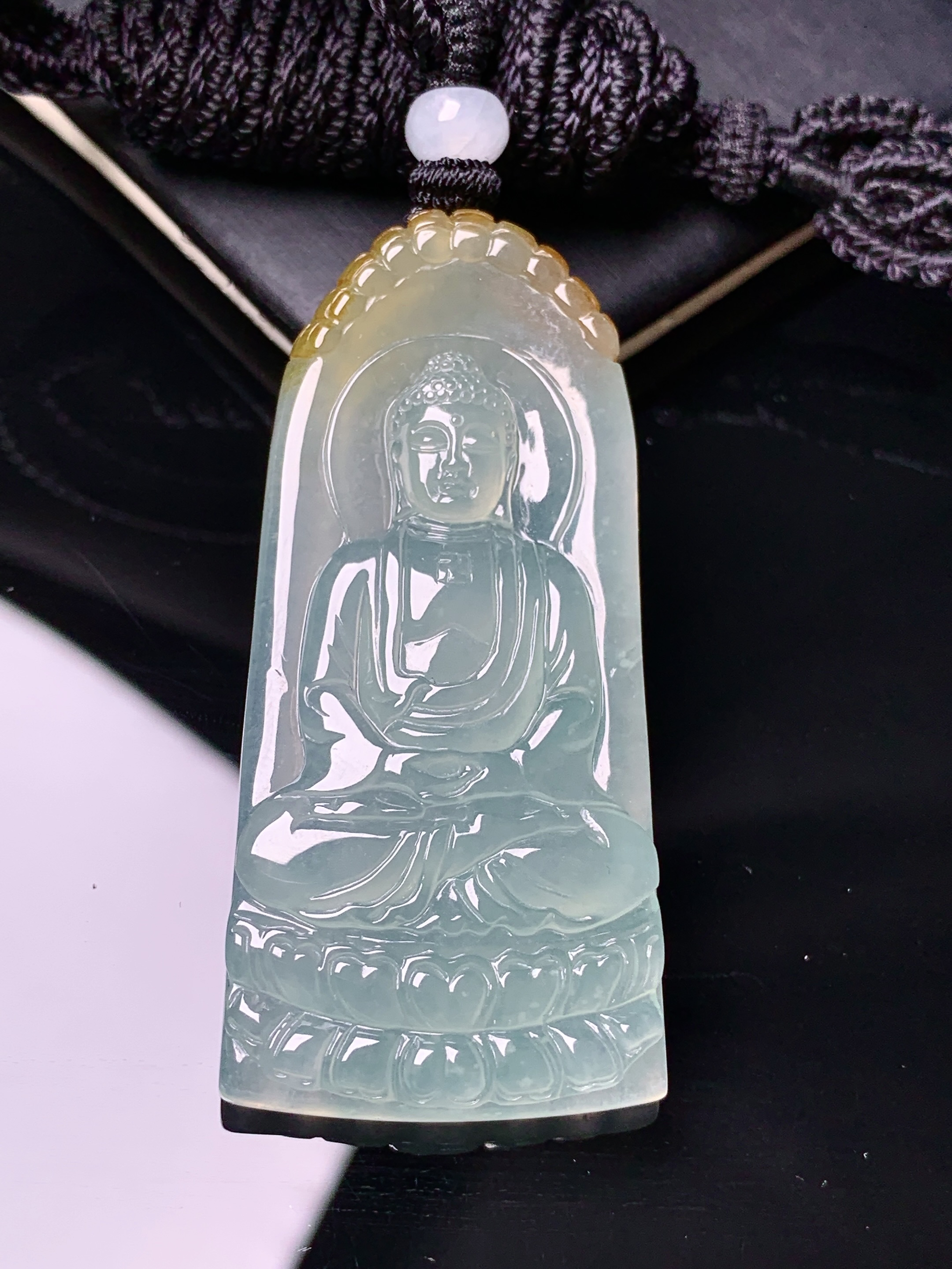 飘黄翡大日如来佛祖吊坠 玉质细腻 色泽艳丽清新 水润亮眼 整体尺寸63.6*24.8*5.8L1