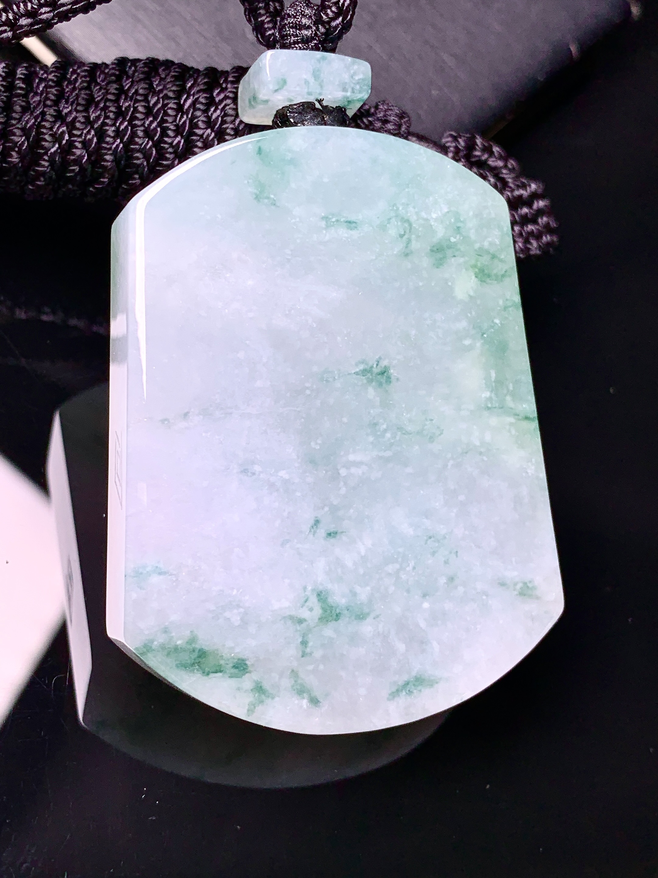 冰飘花无事牌吊坠 玉质细腻 色泽艳丽清新 水润亮眼 整体尺寸48.7*37*9.5L1