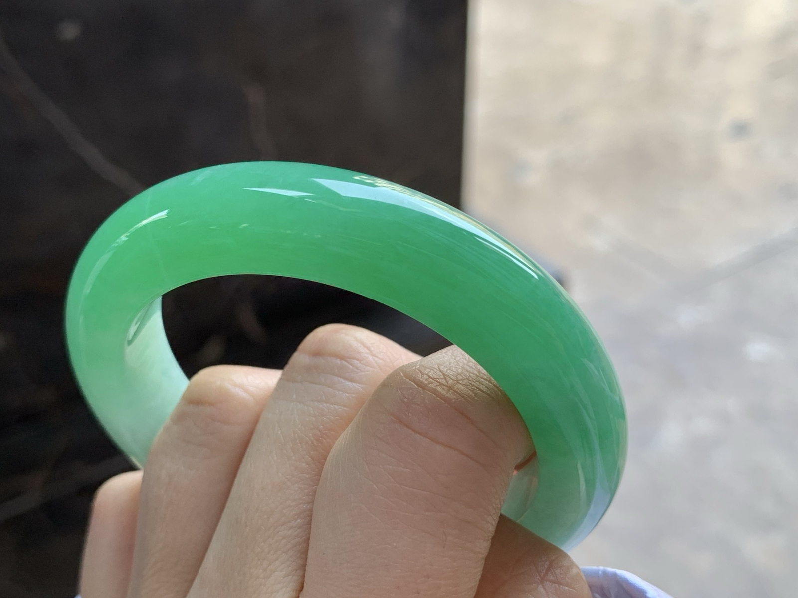 53-12-9.3

阳绿色手镯^_^颜色鲜艳 玉质温润