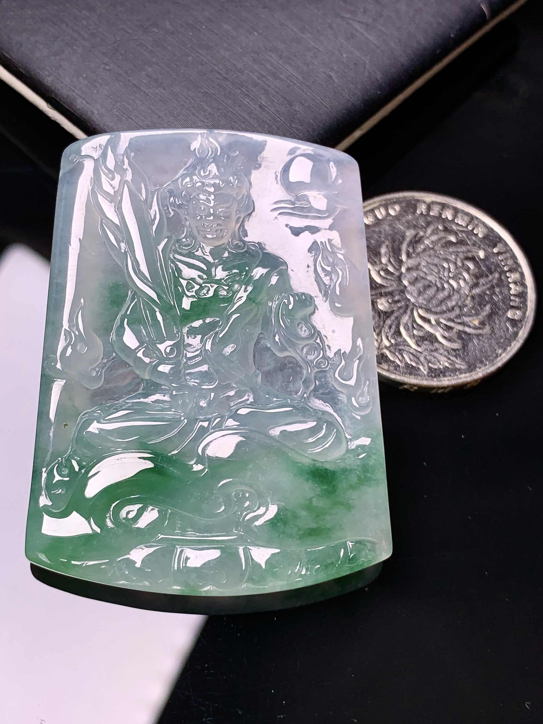 飘绿观音菩萨吊坠 玉质细腻 色泽艳丽清新 水润亮眼 整体尺寸45.6*34.6*5.3a2