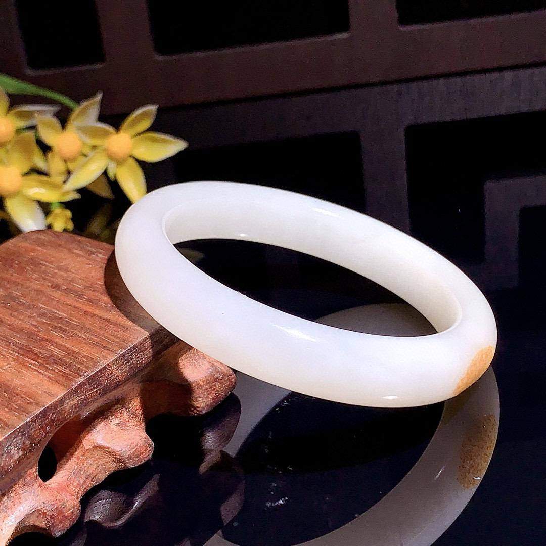 和田玉54.5圈羊脂白手镯！撒金皮手镯，玉质细腻油润 底色纯净 无裂无杂 脂粉好，品质高。