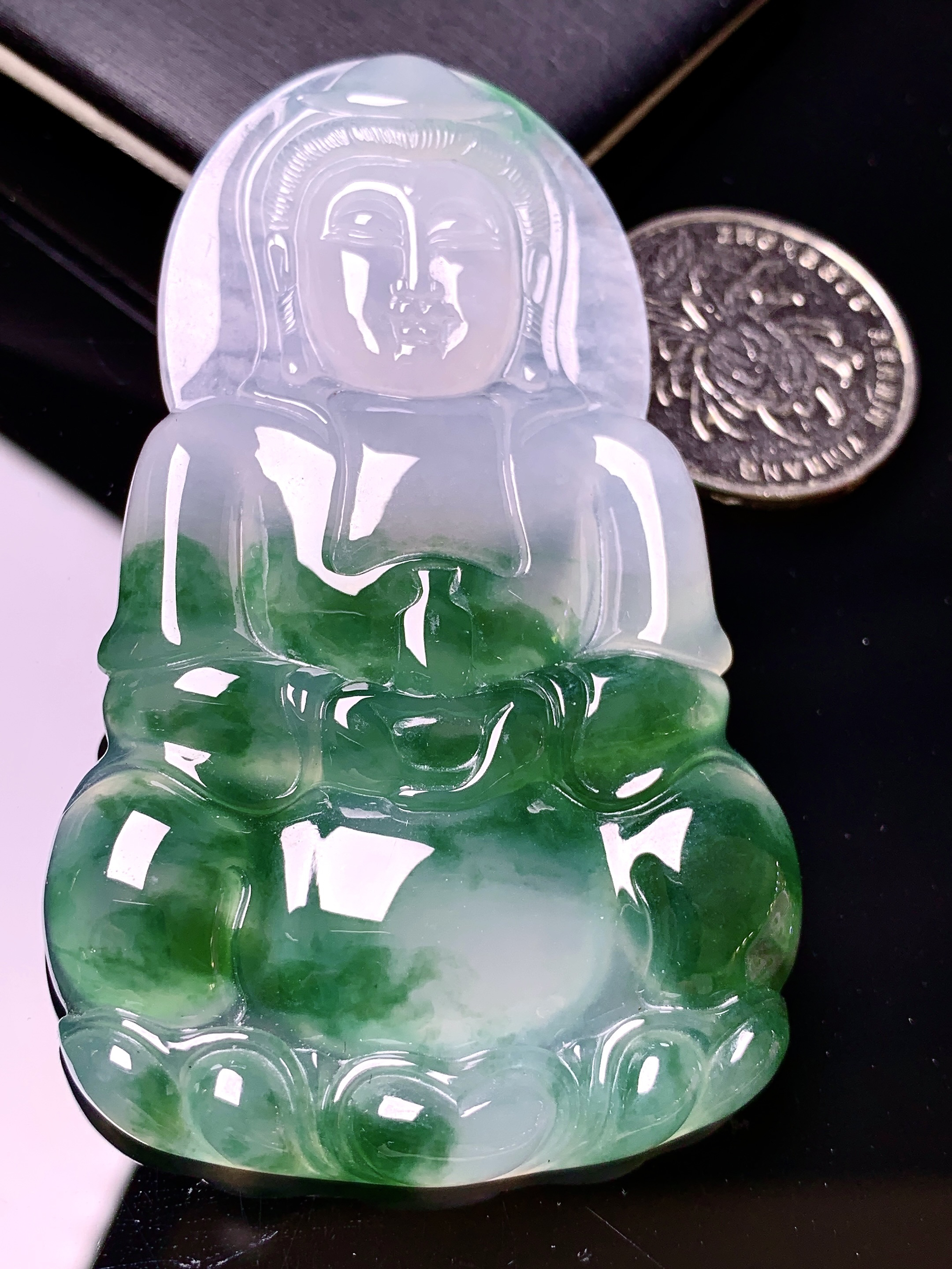 飘绿观音菩萨吊坠 玉质细腻 色泽艳丽清新 水润亮眼 整体尺寸69.3*43.3*6.3c1