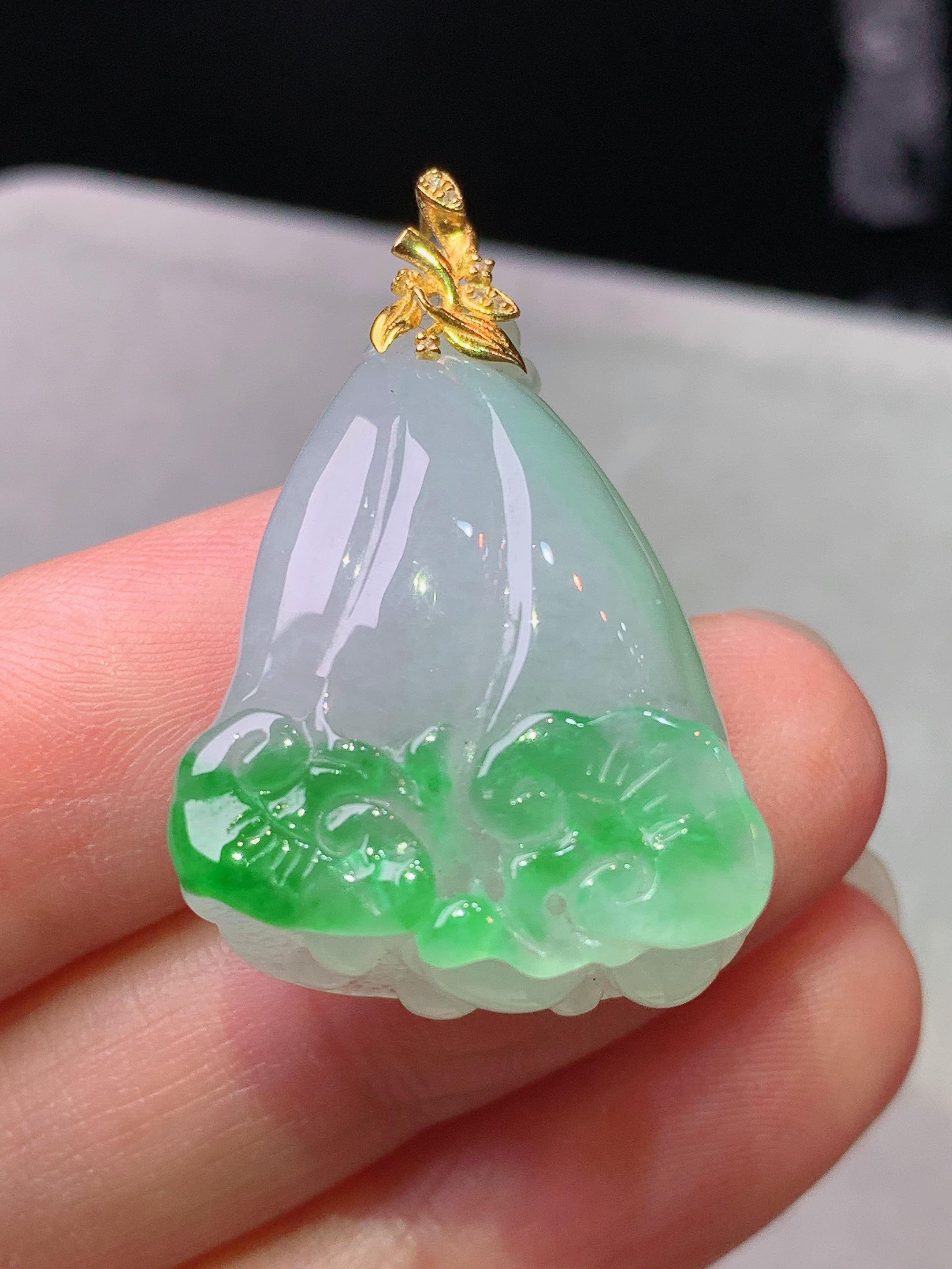 18k金镶嵌冰飘阳绿白菜吊坠 玉质细腻 色泽艳丽清新 水润亮眼 整体尺寸32*21.2*12m1