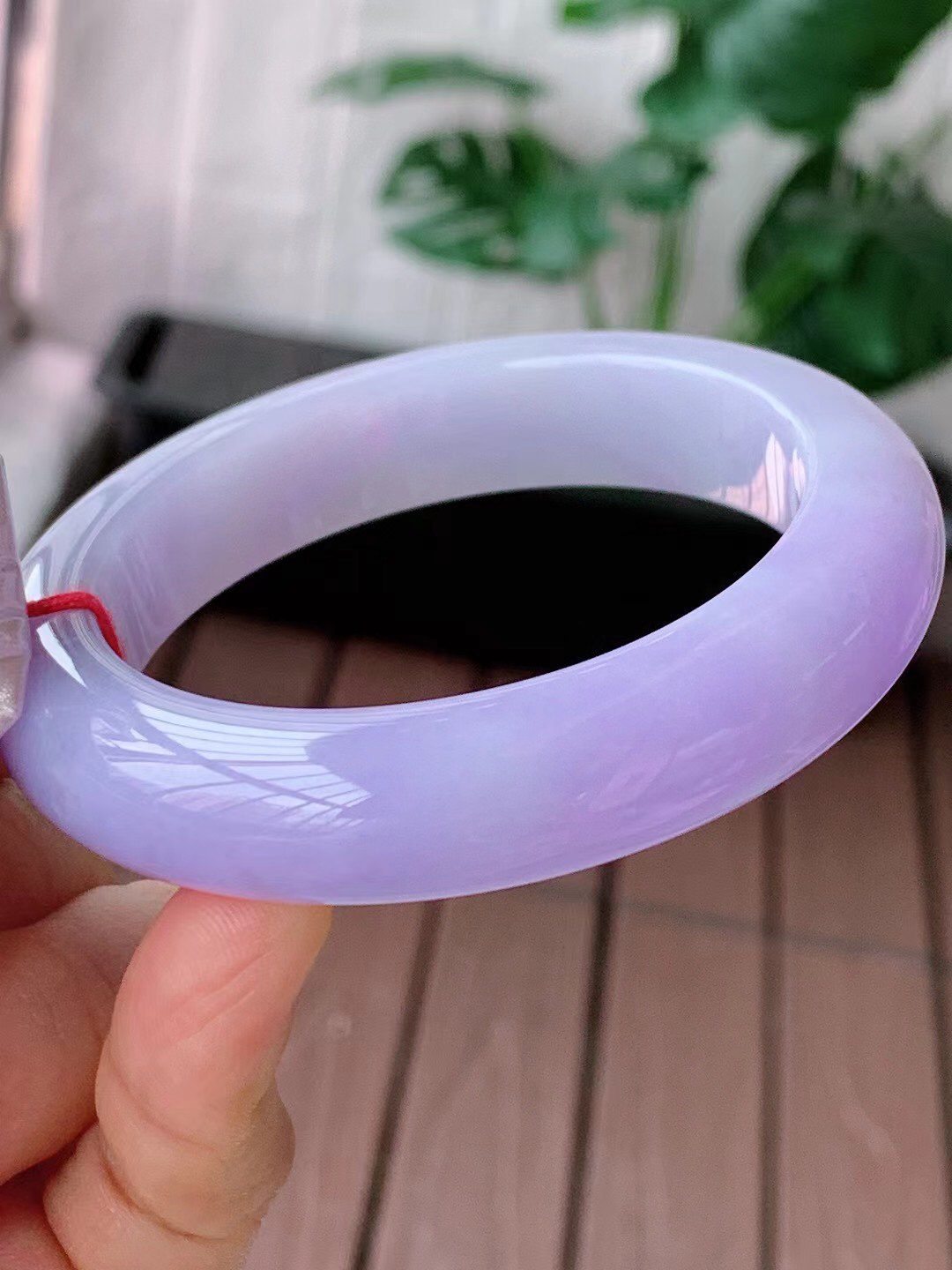 【翡翠名称】老种冰紫罗兰55正圈口手镯
【翡翠尺寸】55/13/9.6mm适合54-56正圈口佩戴
【翡翠描述】宝贝种老水足，玉质细腻，色泽靓丽，性价比高，佩戴效果好！
【其它赠送】权威证书/精美挂绳盒子/支持全国复检