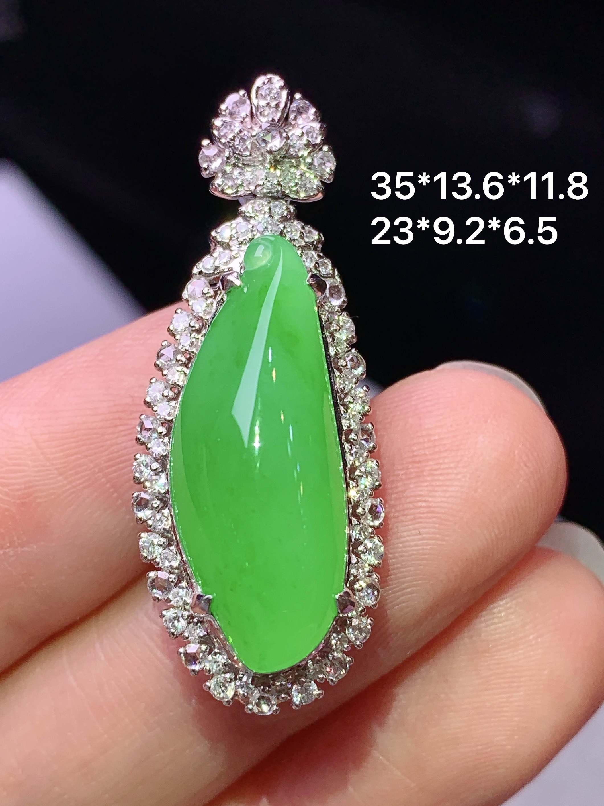 18k金钻镶嵌阳绿福瓜吊坠 玉质细腻 色泽艳丽清新 水润亮眼 整体尺寸35*13.6*11.8h2