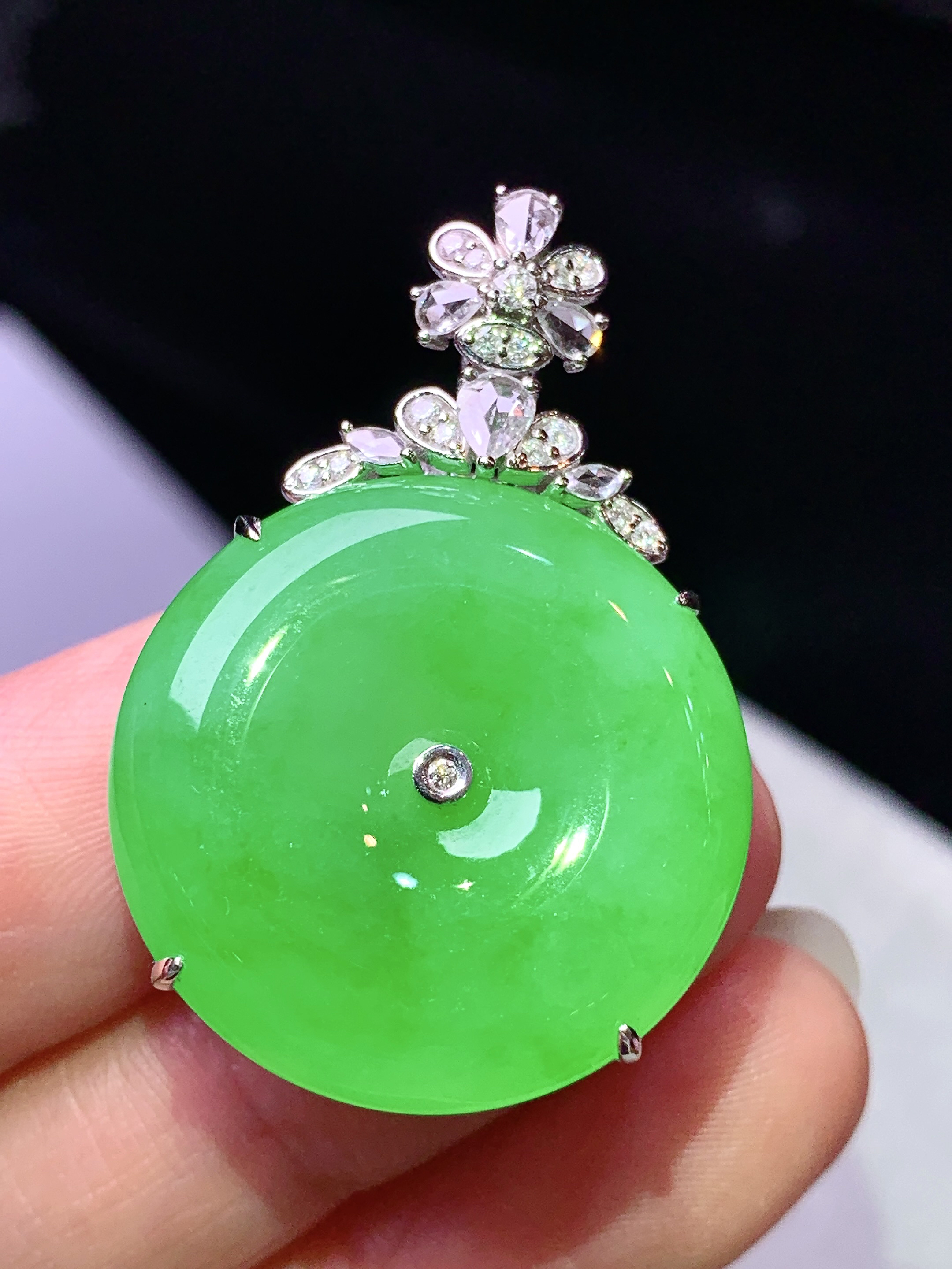 18k金钻镶嵌阳绿平安扣吊坠 玉质细腻 色泽艳丽清新 水润亮眼 整体尺寸35.8*24.2*9.5h2