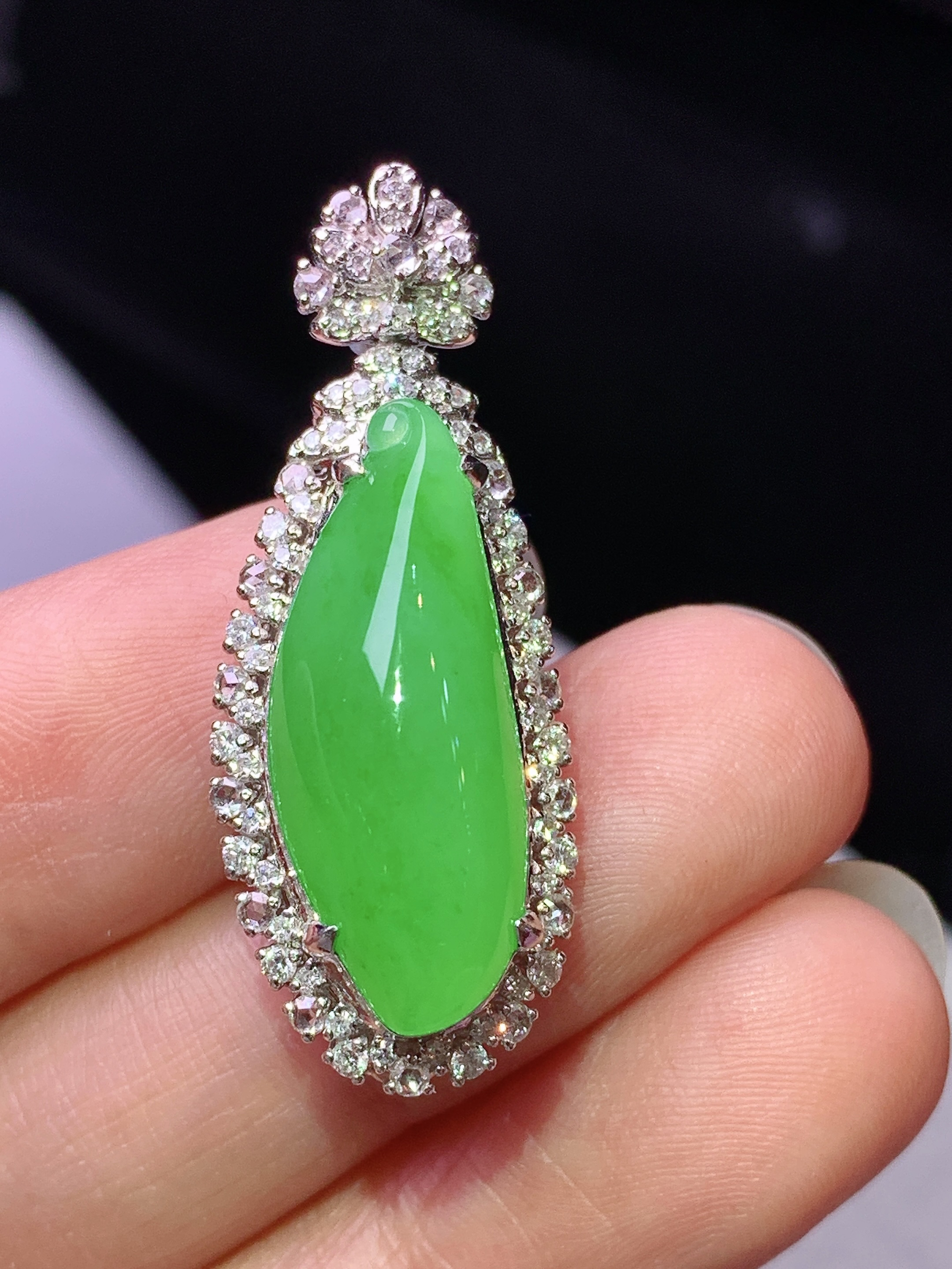 18k金钻镶嵌阳绿福瓜吊坠 玉质细腻 色泽艳丽清新 水润亮眼 整体尺寸35*13.6*11.8h2