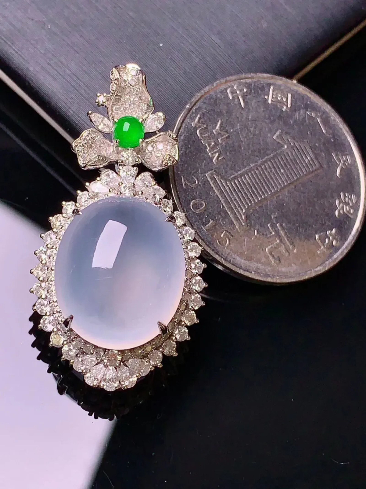 18k金钻镶嵌冰种蛋面吊坠 玉质水润细腻 清新艳丽亮眼 整体尺寸34.3*18.5*12.3