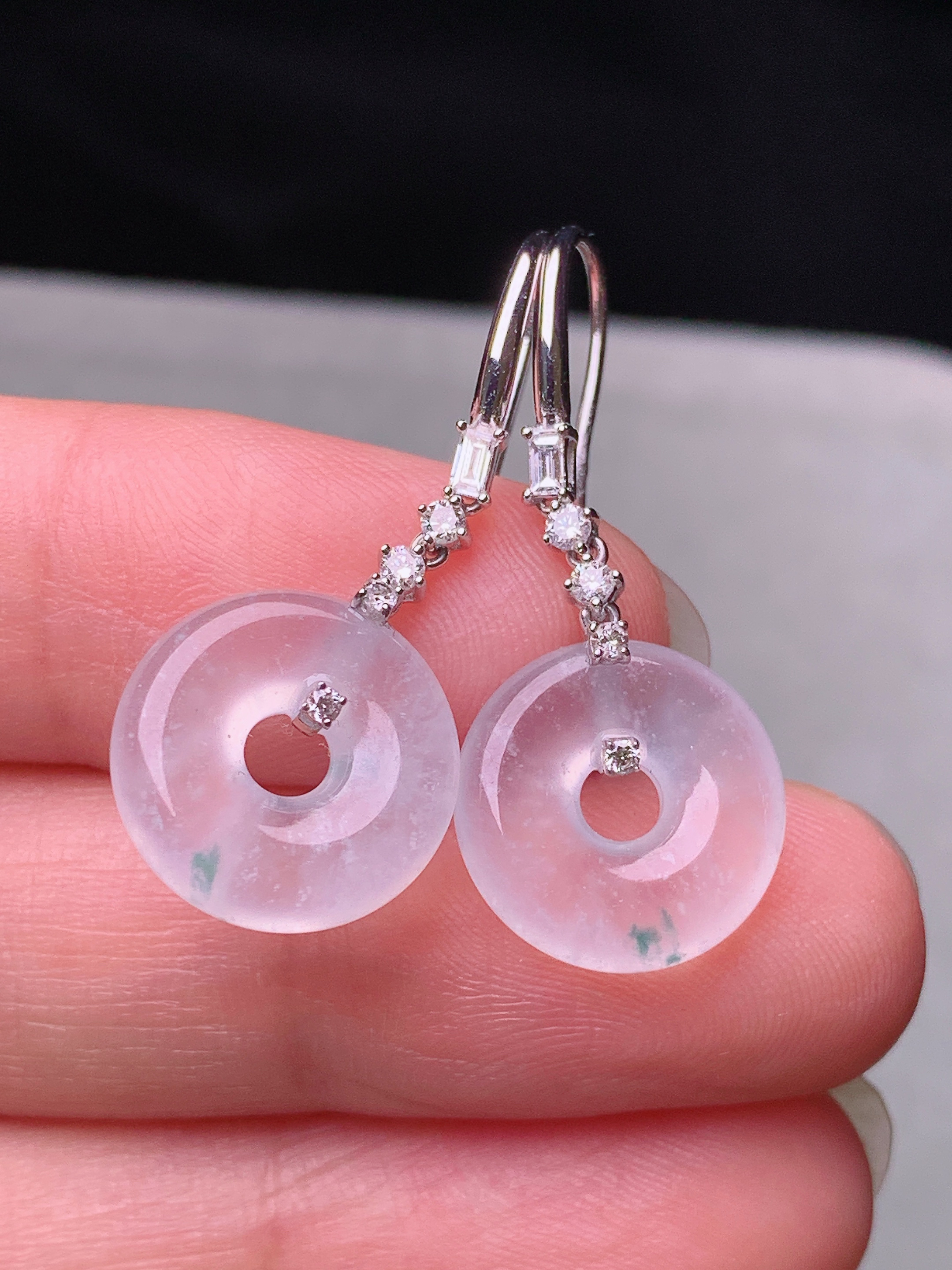 18k金钻镶嵌冰种平安环耳坠 玉质细腻 色泽艳丽清新 水润亮眼 整体尺寸29.3*12.6*3.8m5