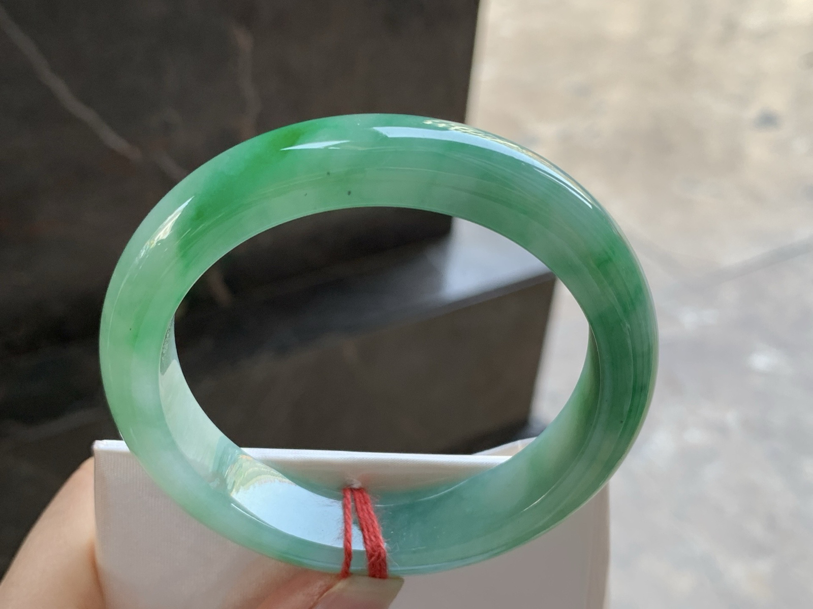 55-12.4-8.3

带色手镯^_^鲜艳 玉质温润透