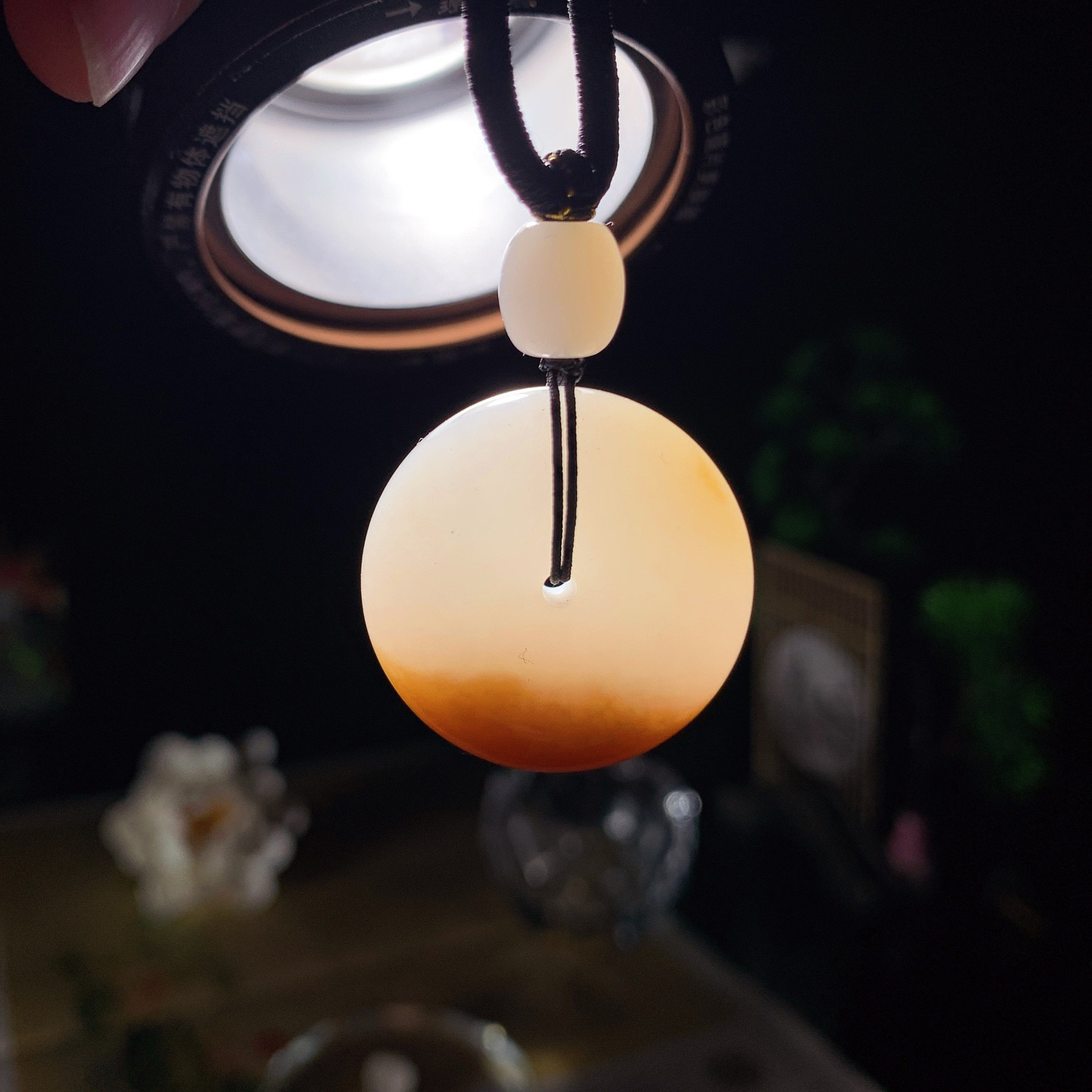 新疆和田玉且末糖平安扣挂件 尺寸27/12重20克！玉质细腻油润 底色纯净 脂粉好，品质好。lt260422