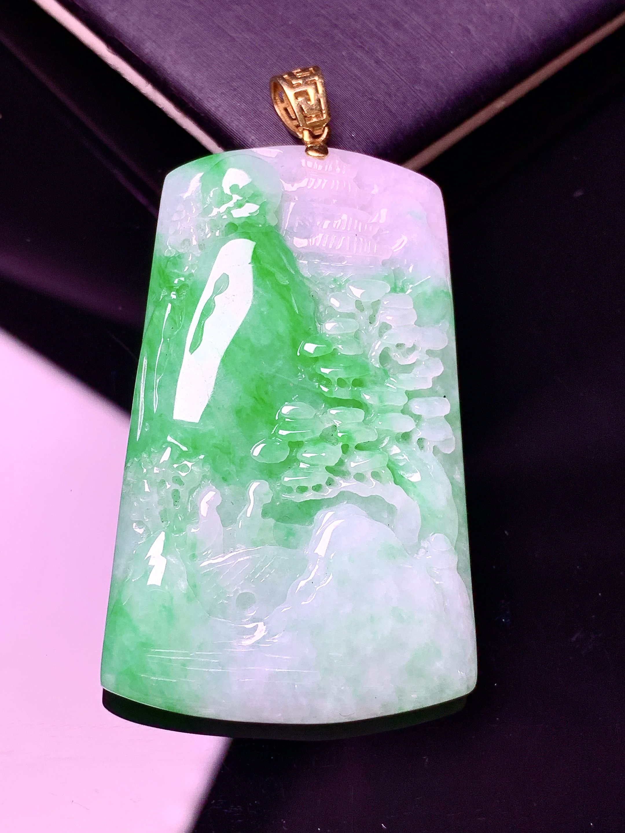 18k金镶嵌飘绿山水牌子吊坠 玉质细腻 色泽艳丽清新 水润亮眼 整体尺寸52*27.5*5.6w1